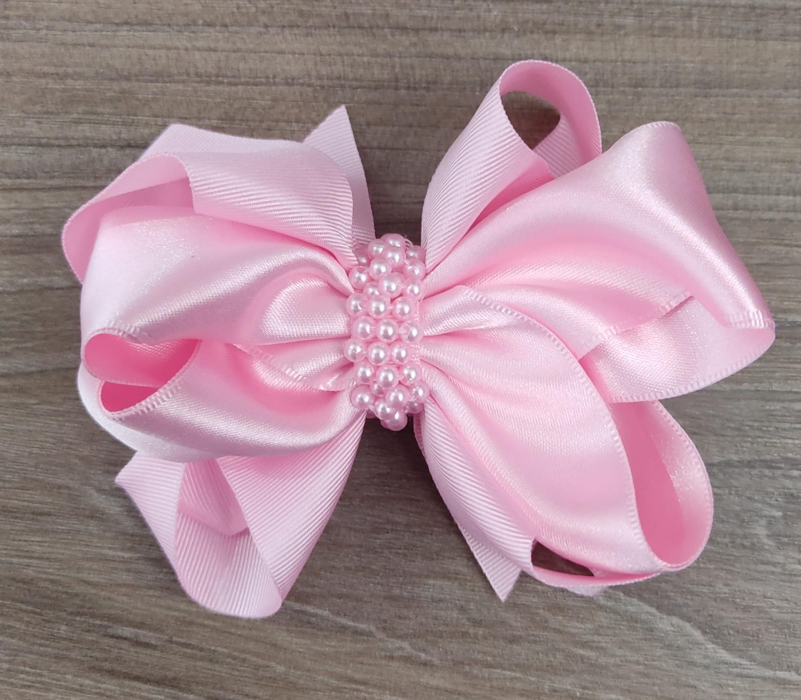 Laço Infantil Rosa Bebê Com Pérolas e Bico de Pato Luxo
