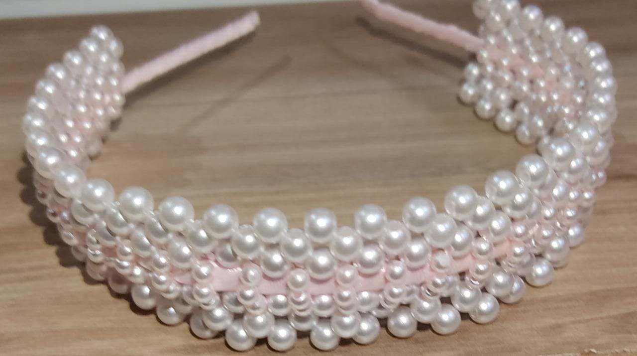 Tiara Infantil de Pérolas Brancas e Rosa Larga Luxo