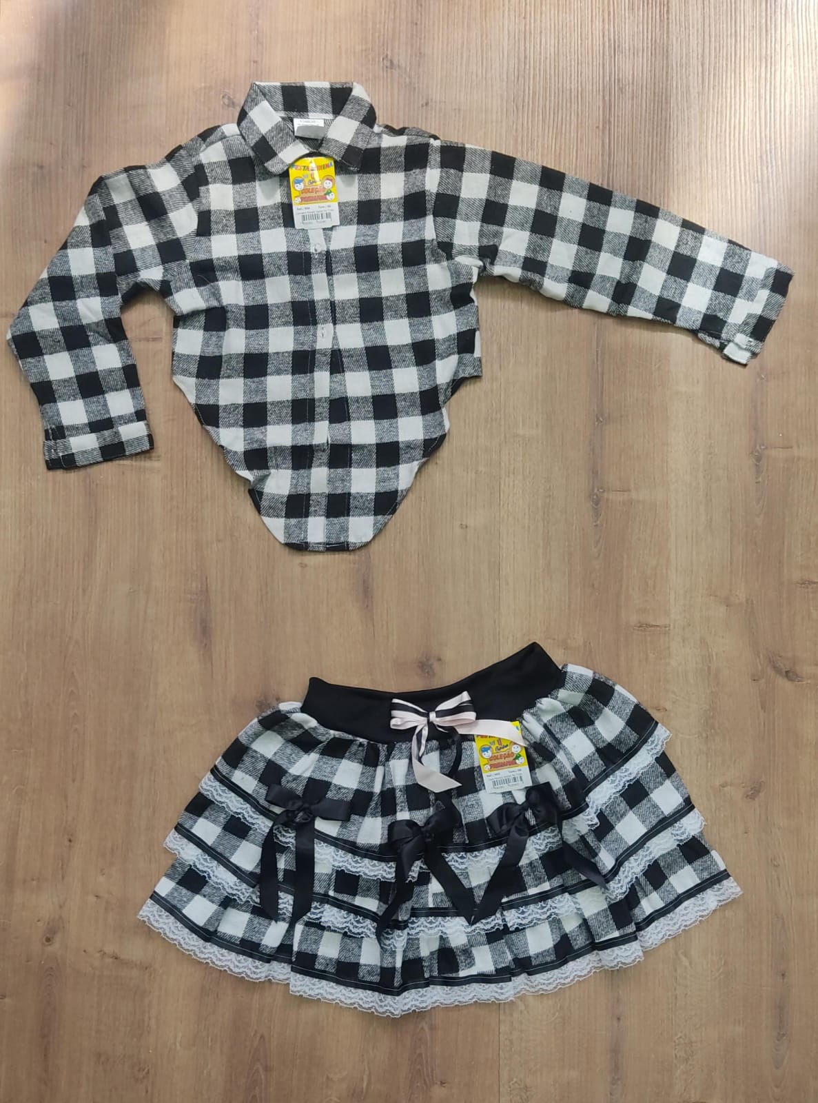 Camisete e Saia Infantil de Flanela Xadrez Preto e Branco