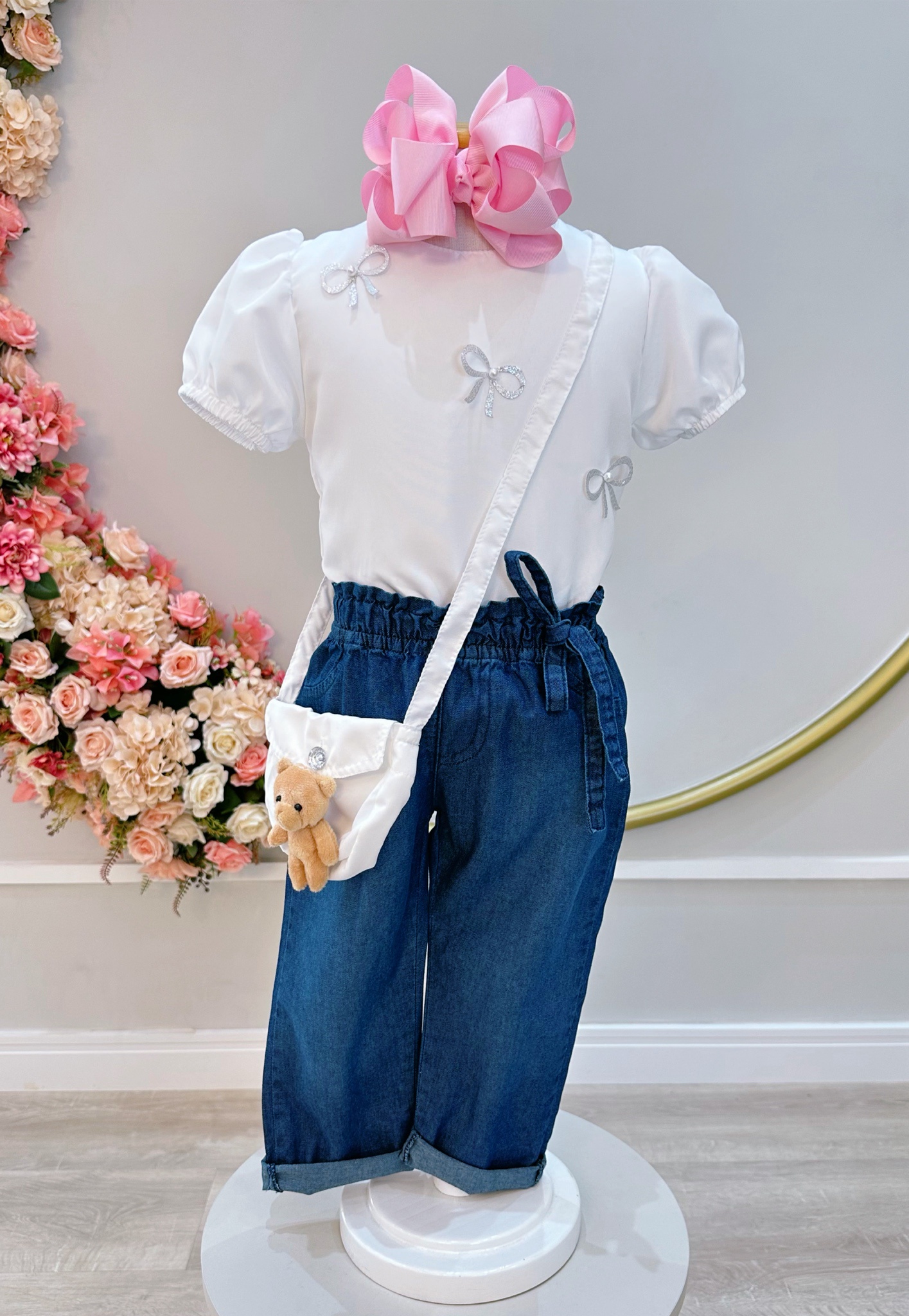 Conjunto infantil C/ Blusa Branca e Calça Jeans Azul Bolsinha Casual