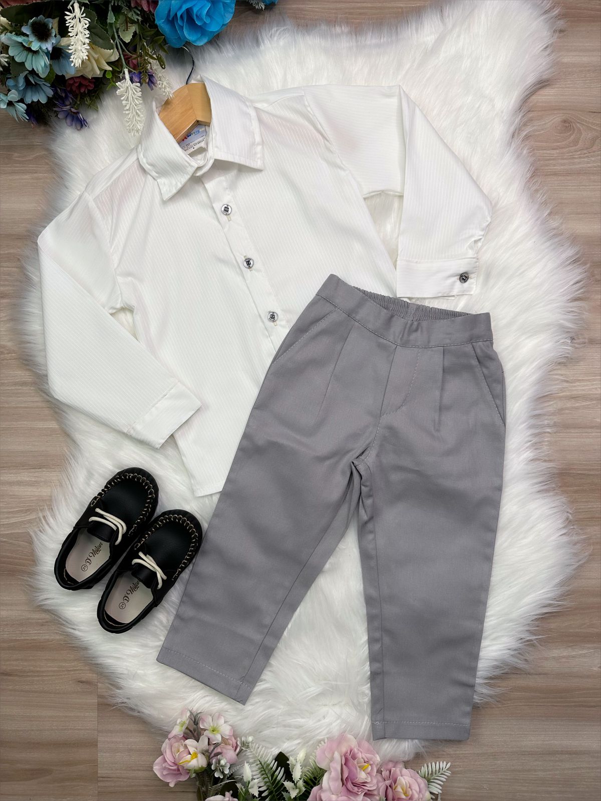 Conjunto Social Camisa Off White e Calça Sarja Caqui