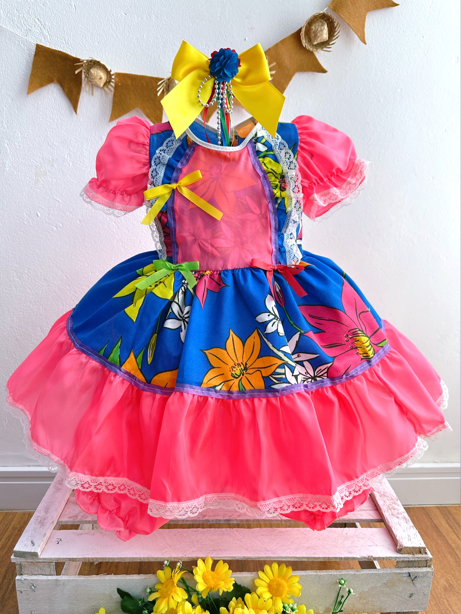 Vestido Infantil Junino Azul e Rosa Flores Coloridas