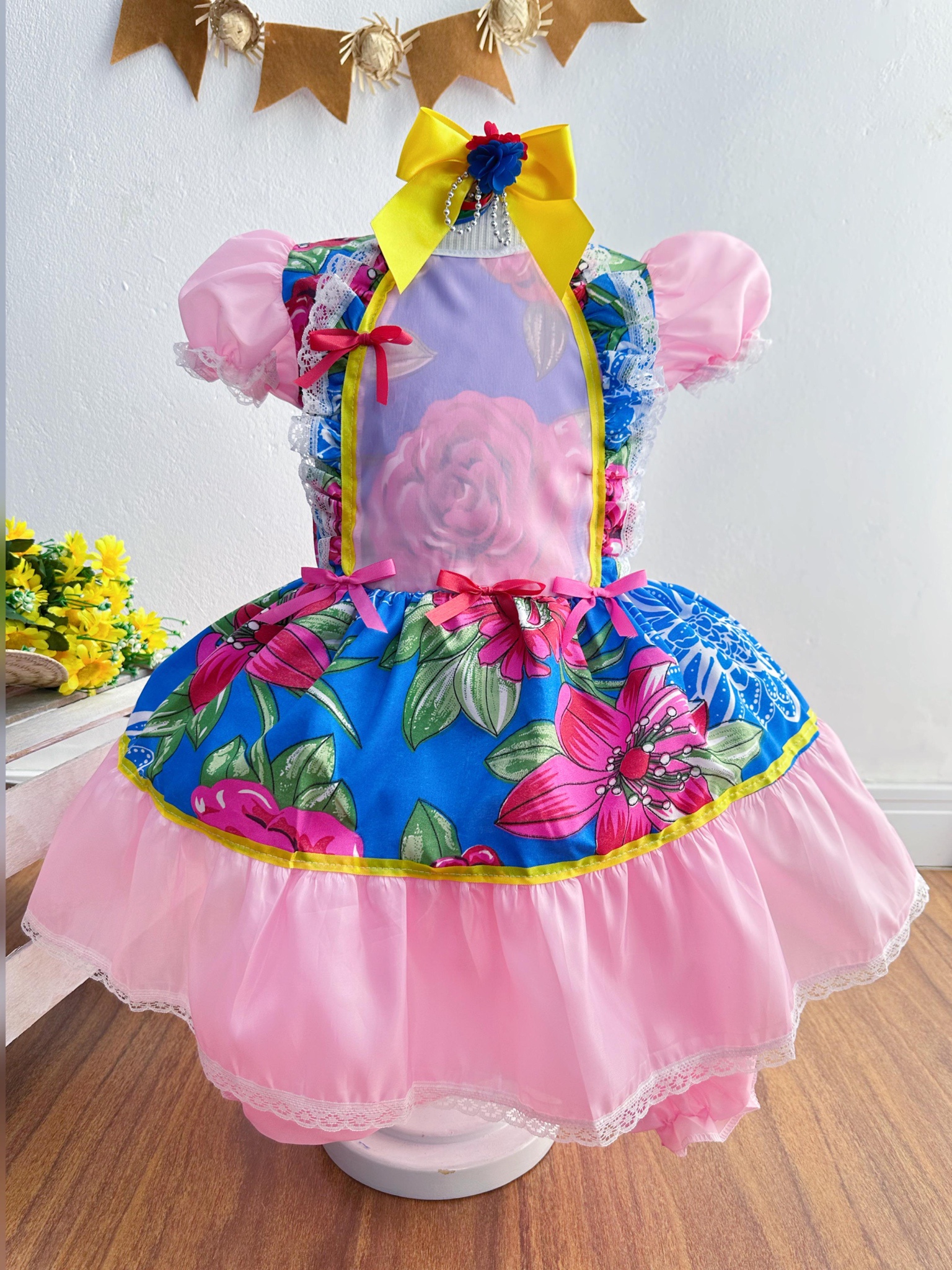 Vestido Infantil Junino Caipira Azul e Rosa Flores Coloridas