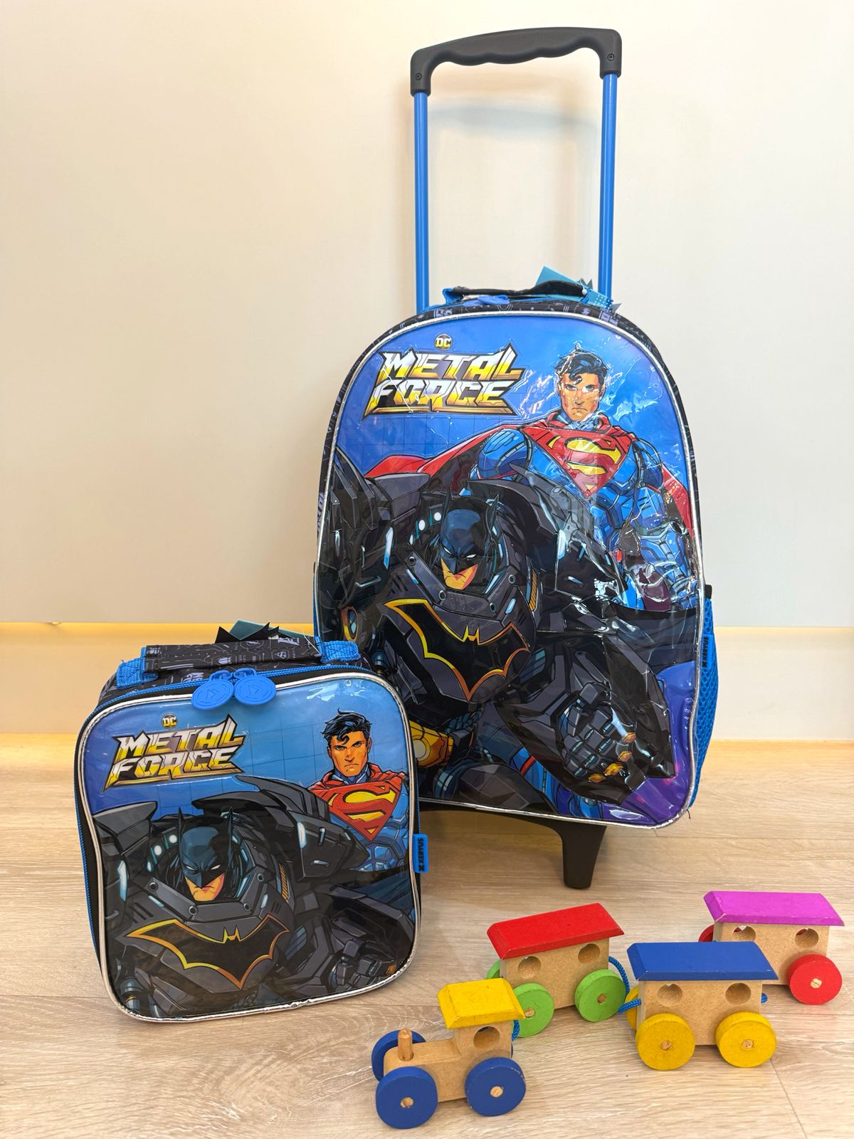 Kit Mochila de Rodinhas + Lancheira Escolar Liga da Justiça Metal Force