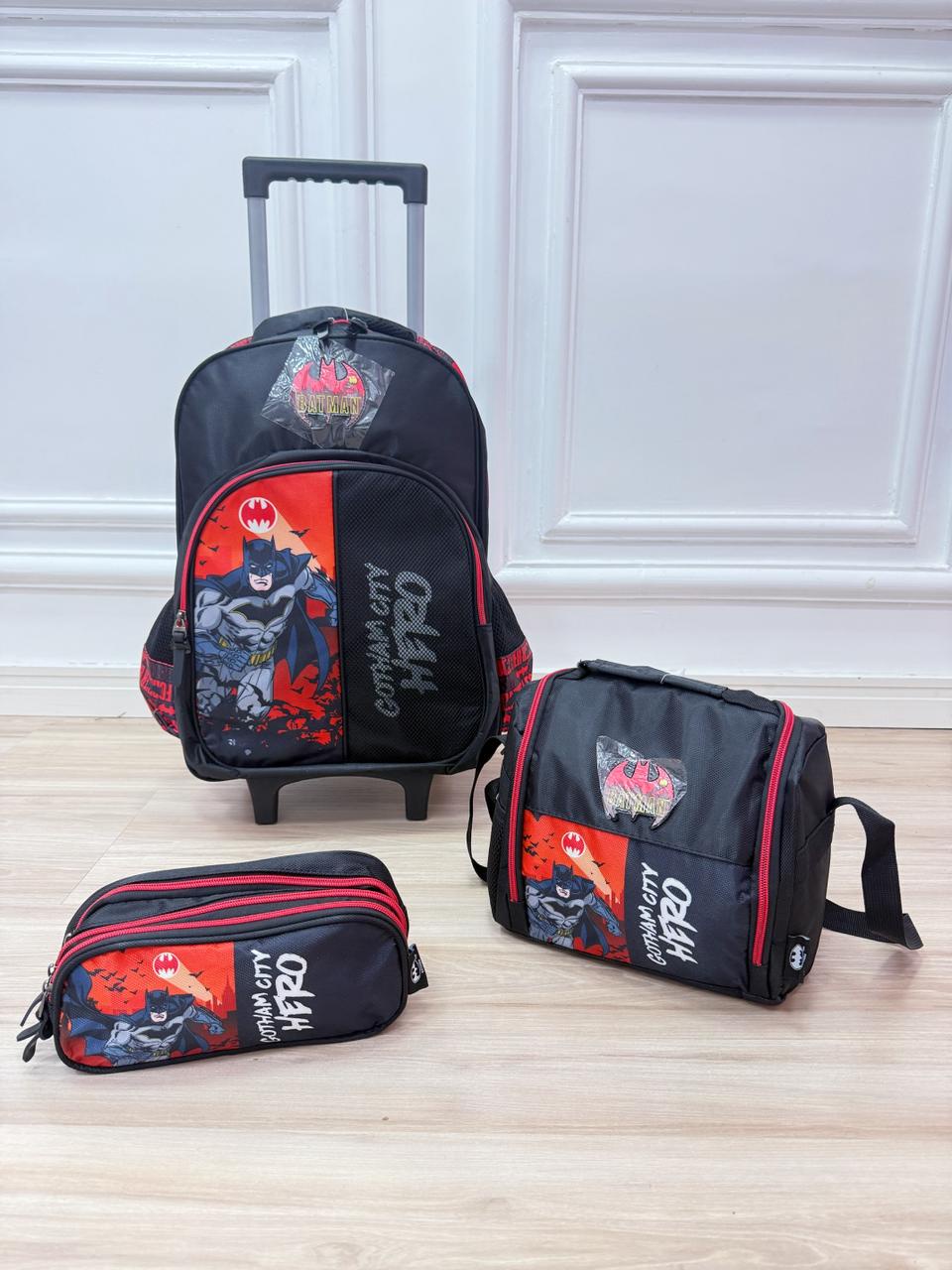 Kit Mochila Infantil Com Rodinhas  + Lancheira Térmica e Estojo Triplo do Batman Preta e Vermelha