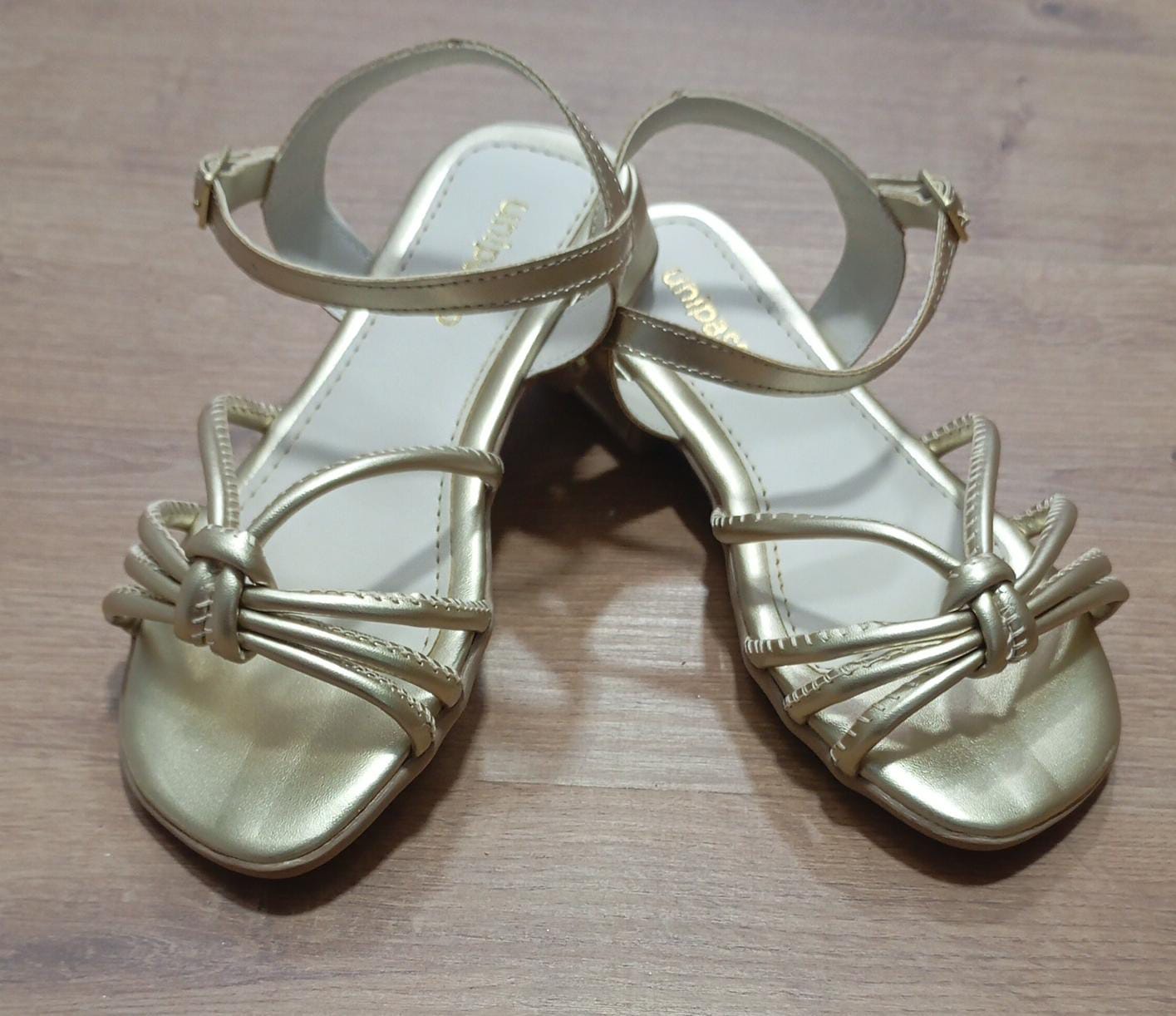 Sandália Infantil de Tiras Dourado Luxo