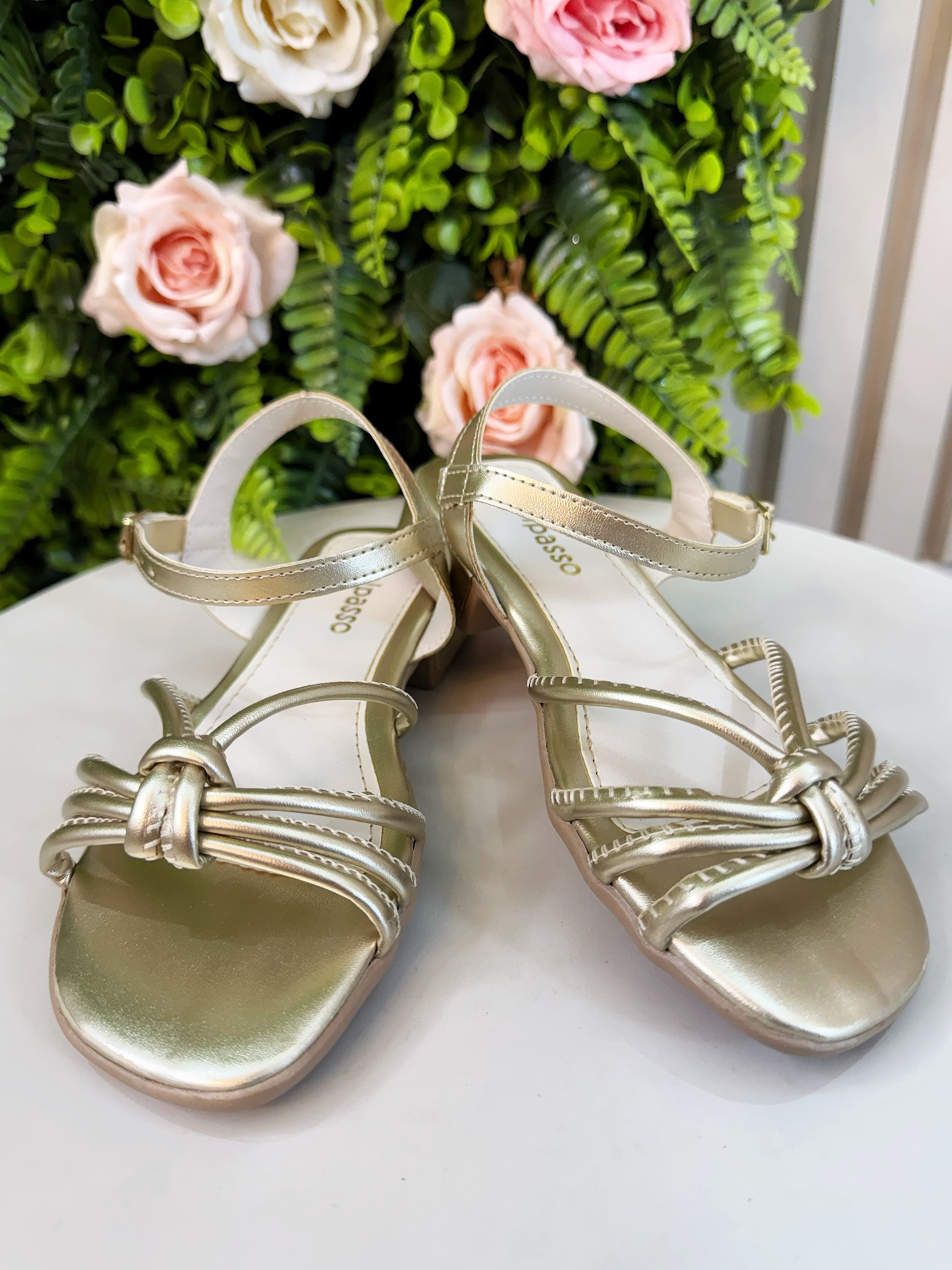 Sandália Infantil de Tiras Dourado Luxo