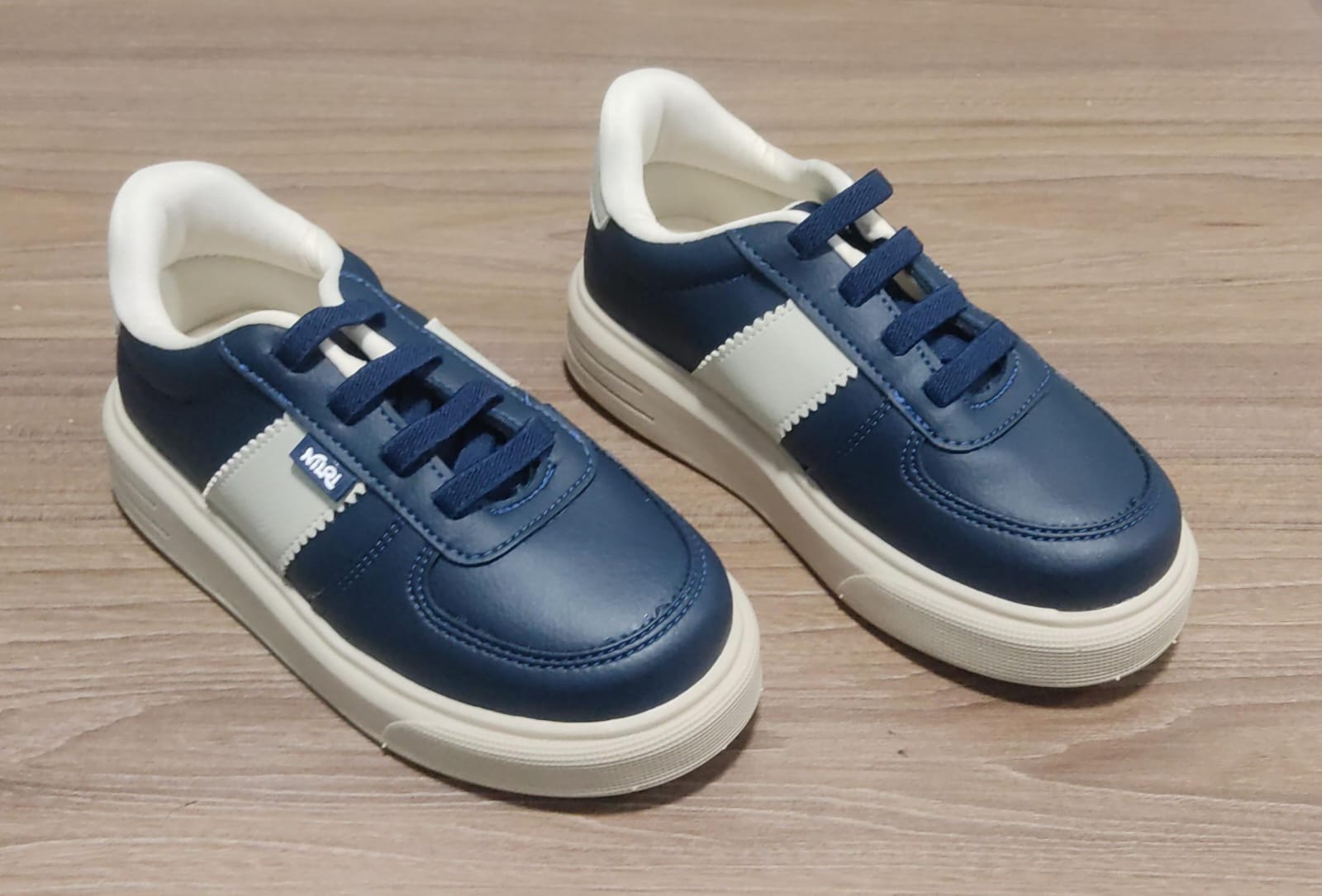 Sapatênis Azul Marinho e Bege Com Cadarço Casual