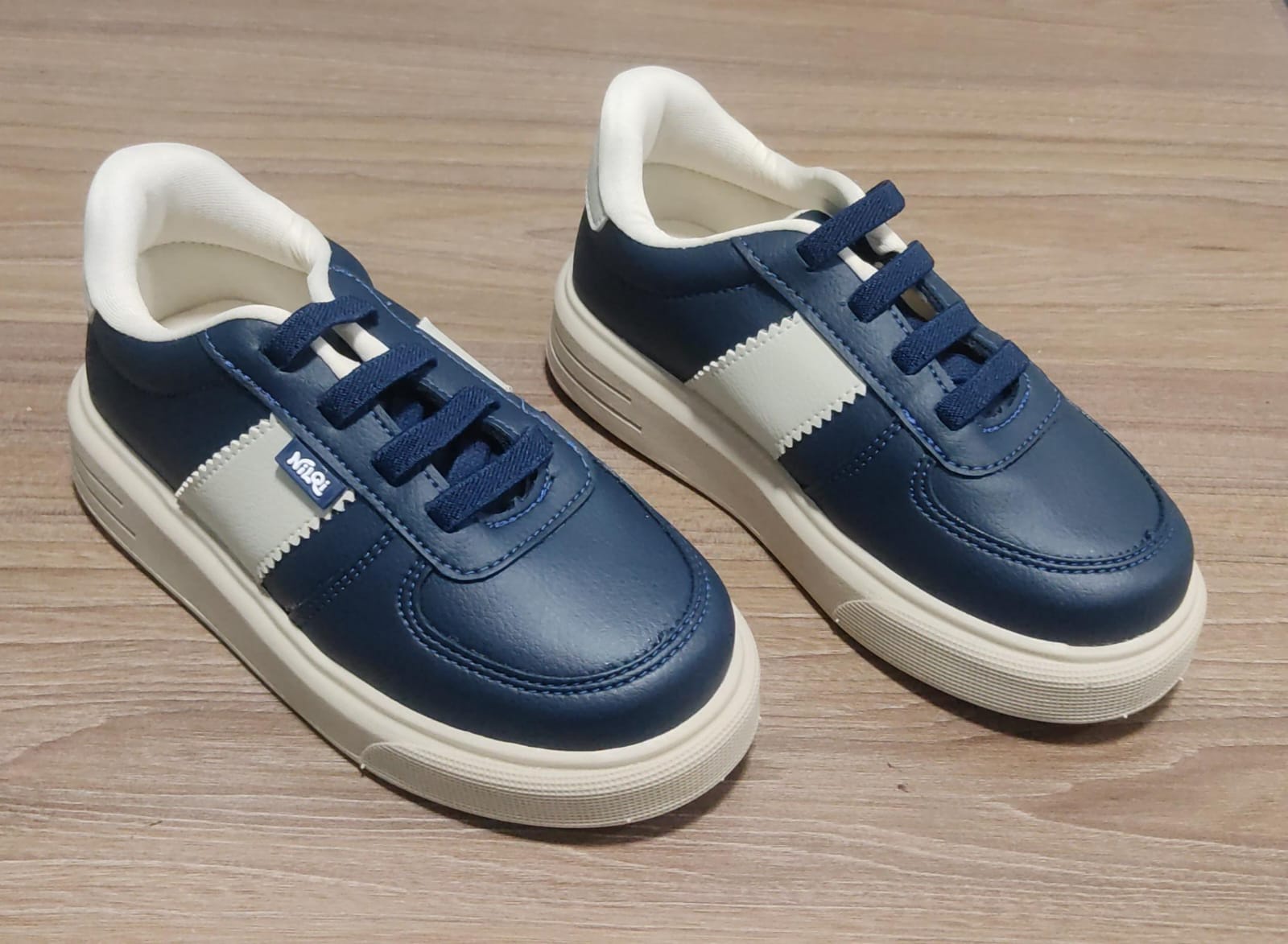 Sapatênis Azul Marinho e Bege Com Cadarço Casual