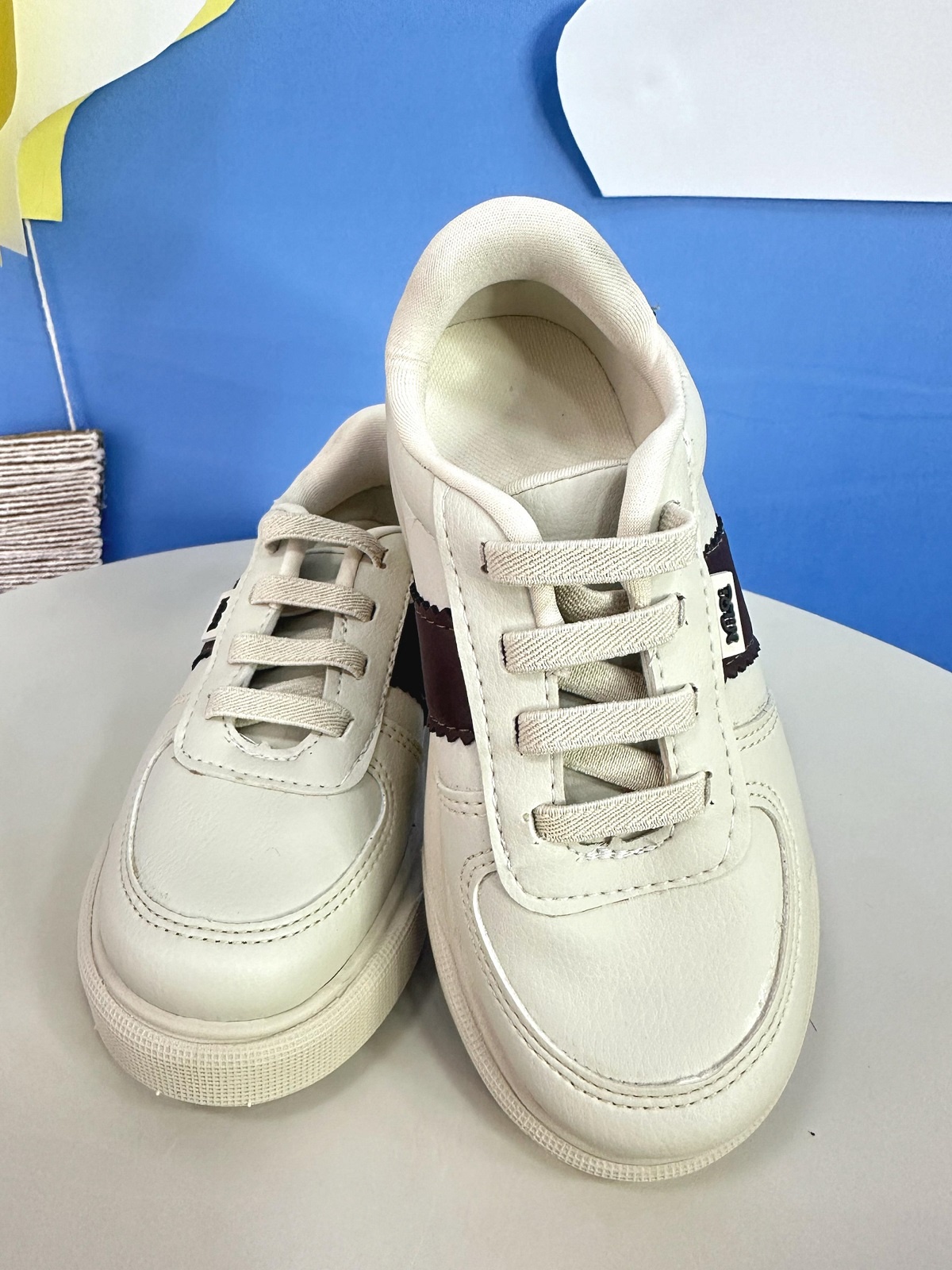 Sapatênis Off White e Marrom Com Cadarço Elástico Ajustavel