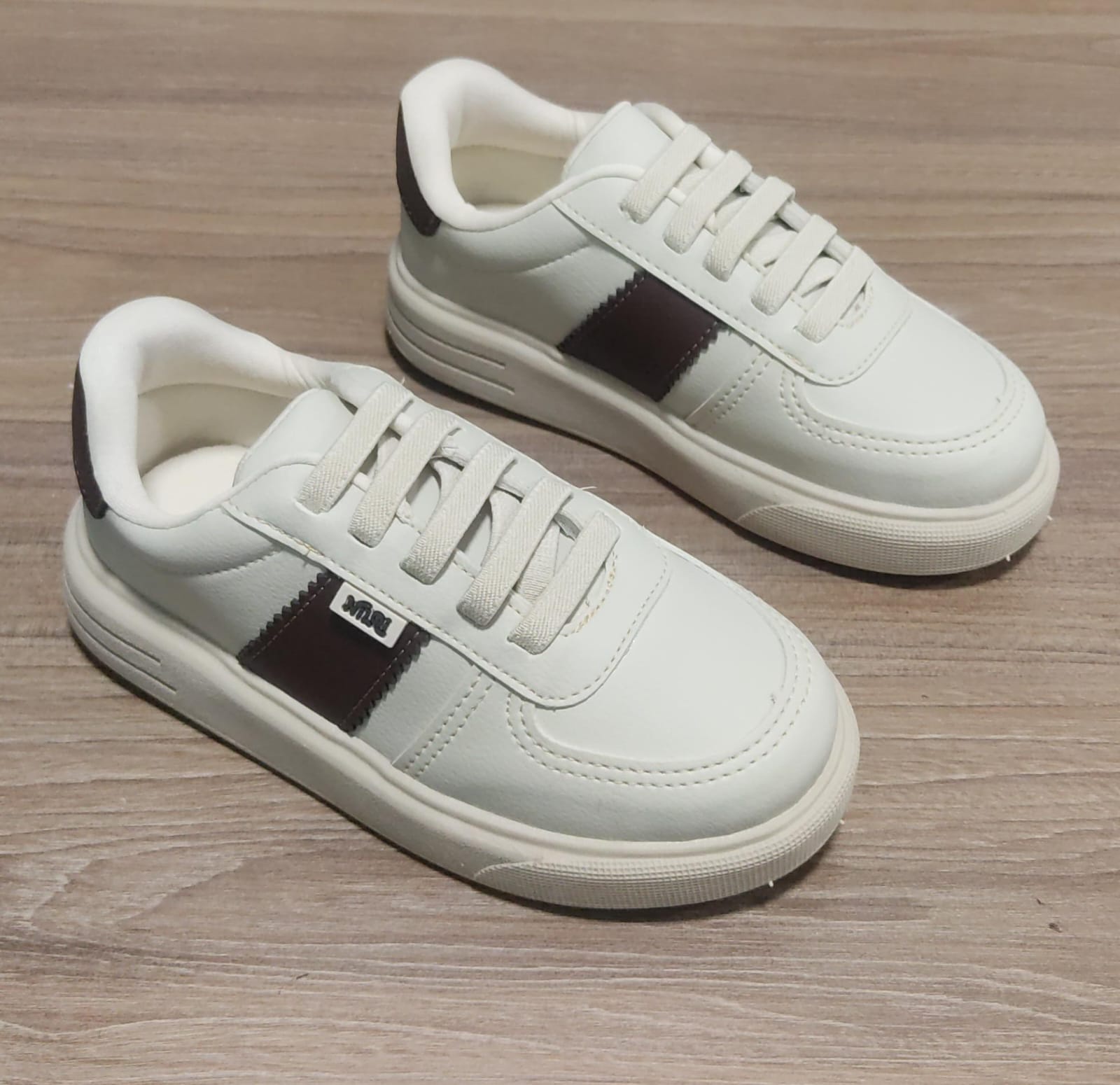 Sapatênis Off White e Marrom Com Cadarço Casual