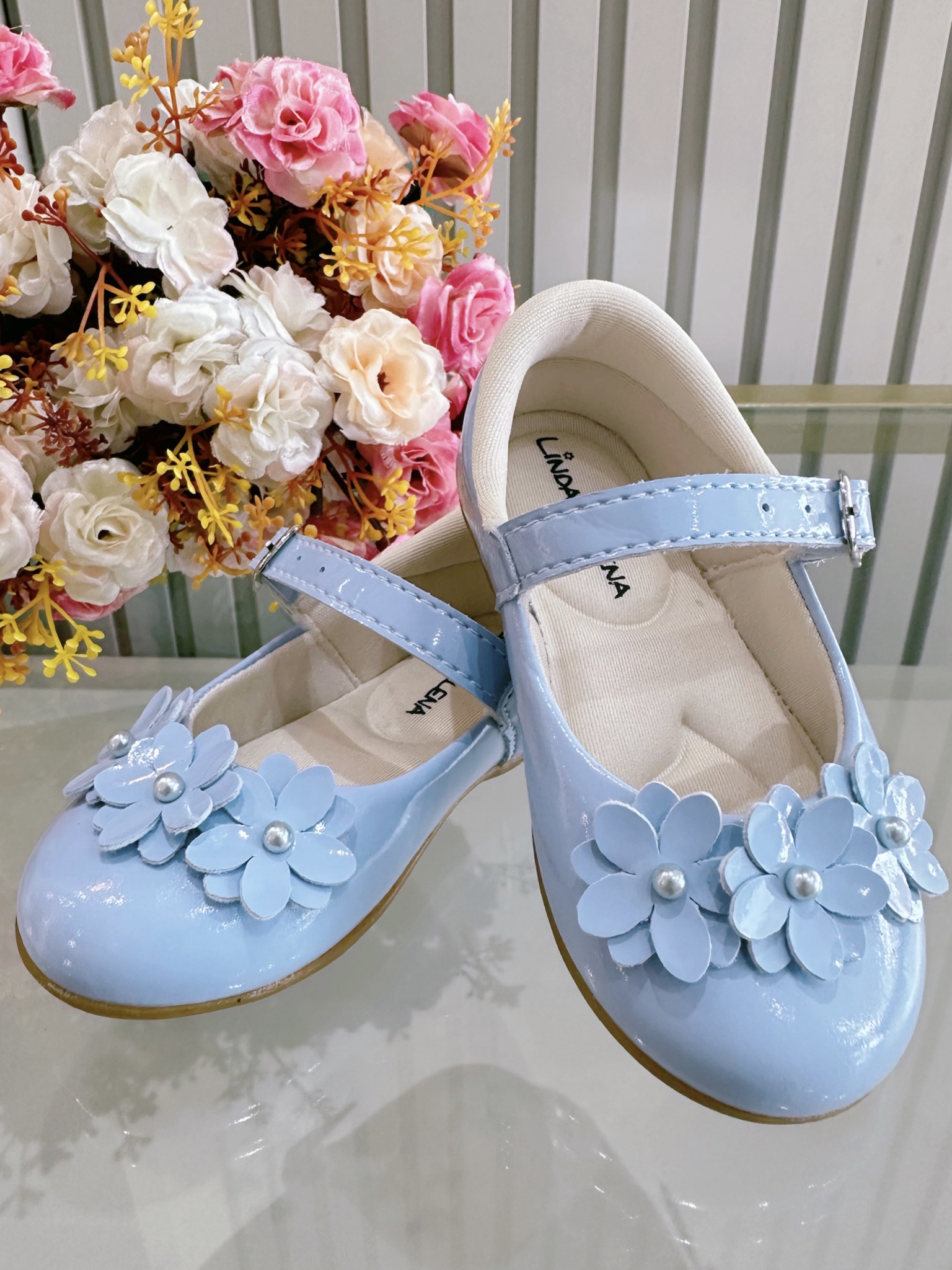 Sapatinho Azul Verniz C/ Aplique de Florzinhas Batizado