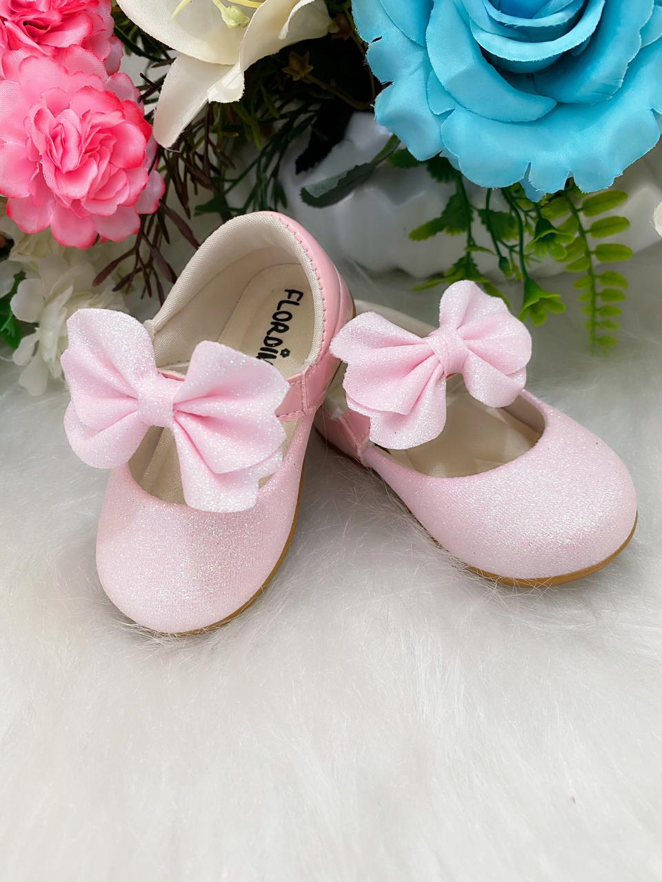 Sapatinho Bebê Rosa Com Glitter e Aplique de Lacinho