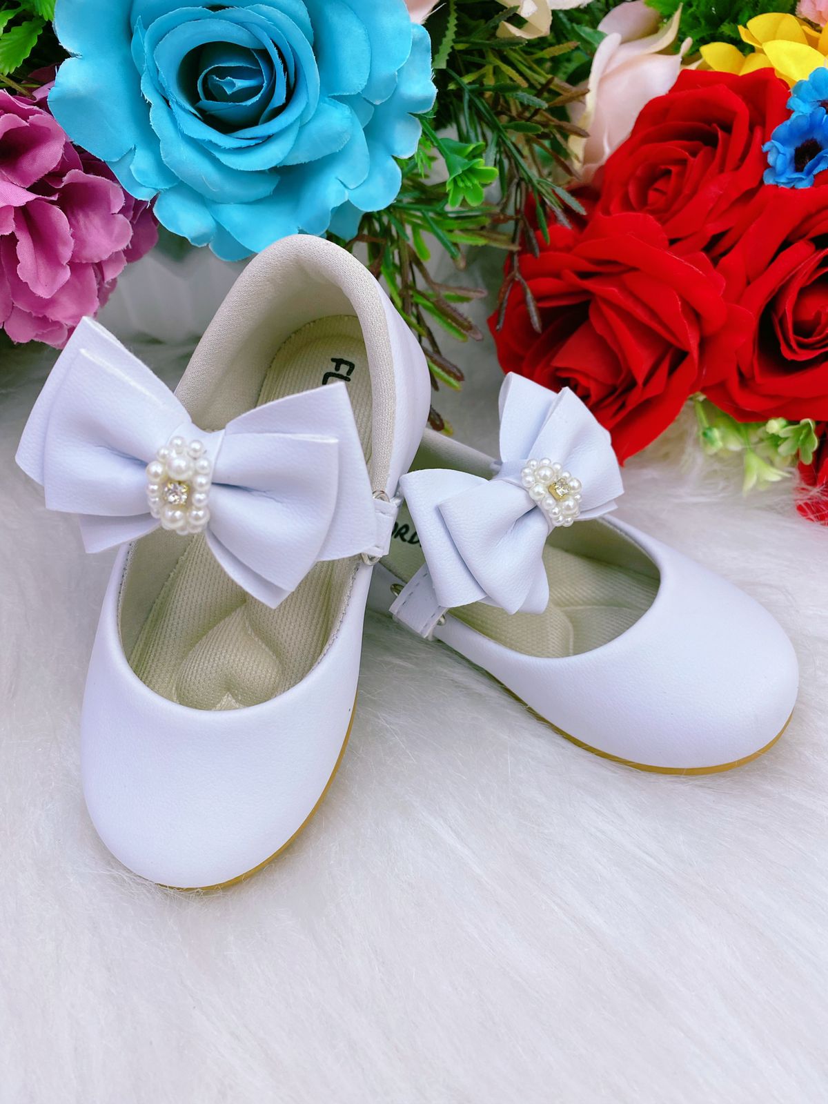 Sapatinho Branco Fosco Laço Pérolas e Strass Bebê