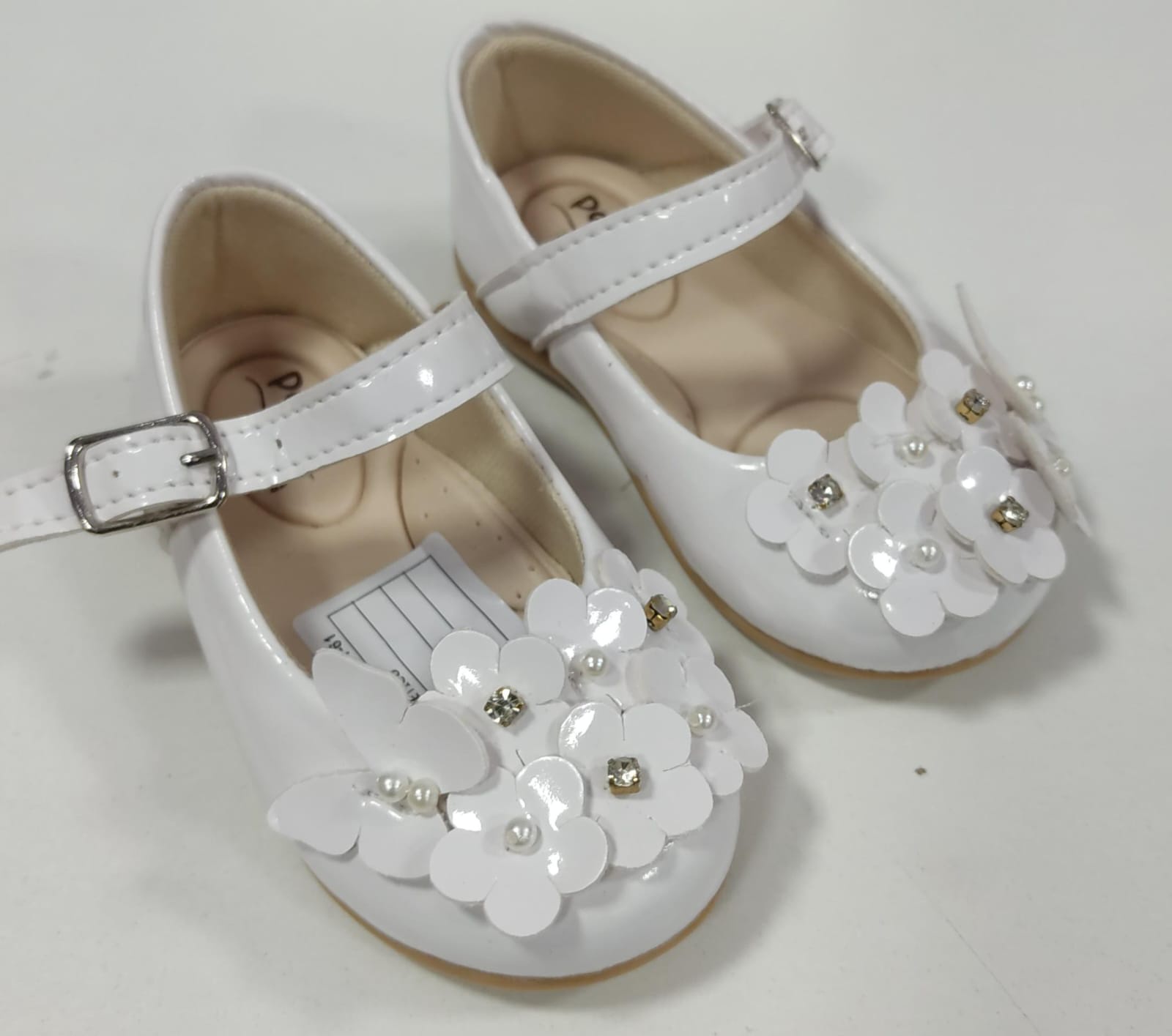 Sapatinho Branco Veniz Com Florzinhas e Strass Batizado