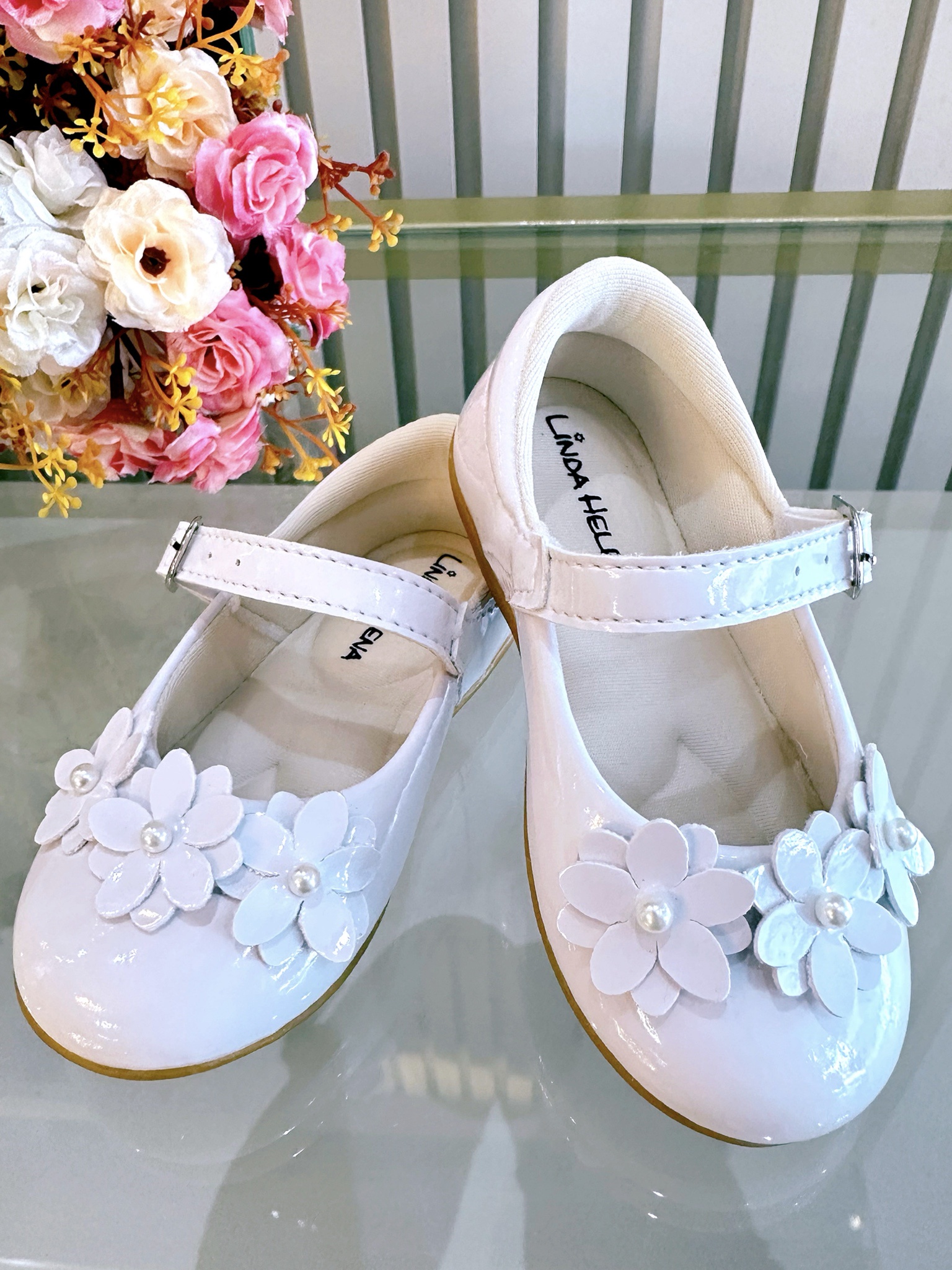 Sapatinho Branco Vermiz C/ Aplique de Florzinhas Batizado