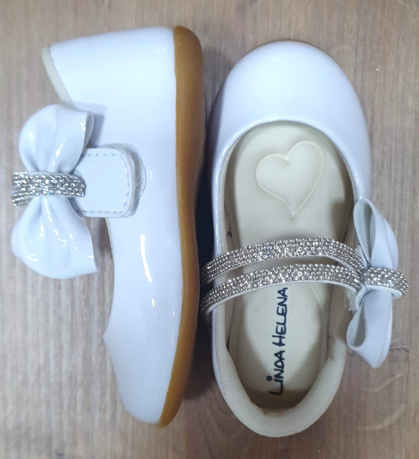 Sapatinho Branco Verniz Aplique de Lacinho e Tiras C/ Strass