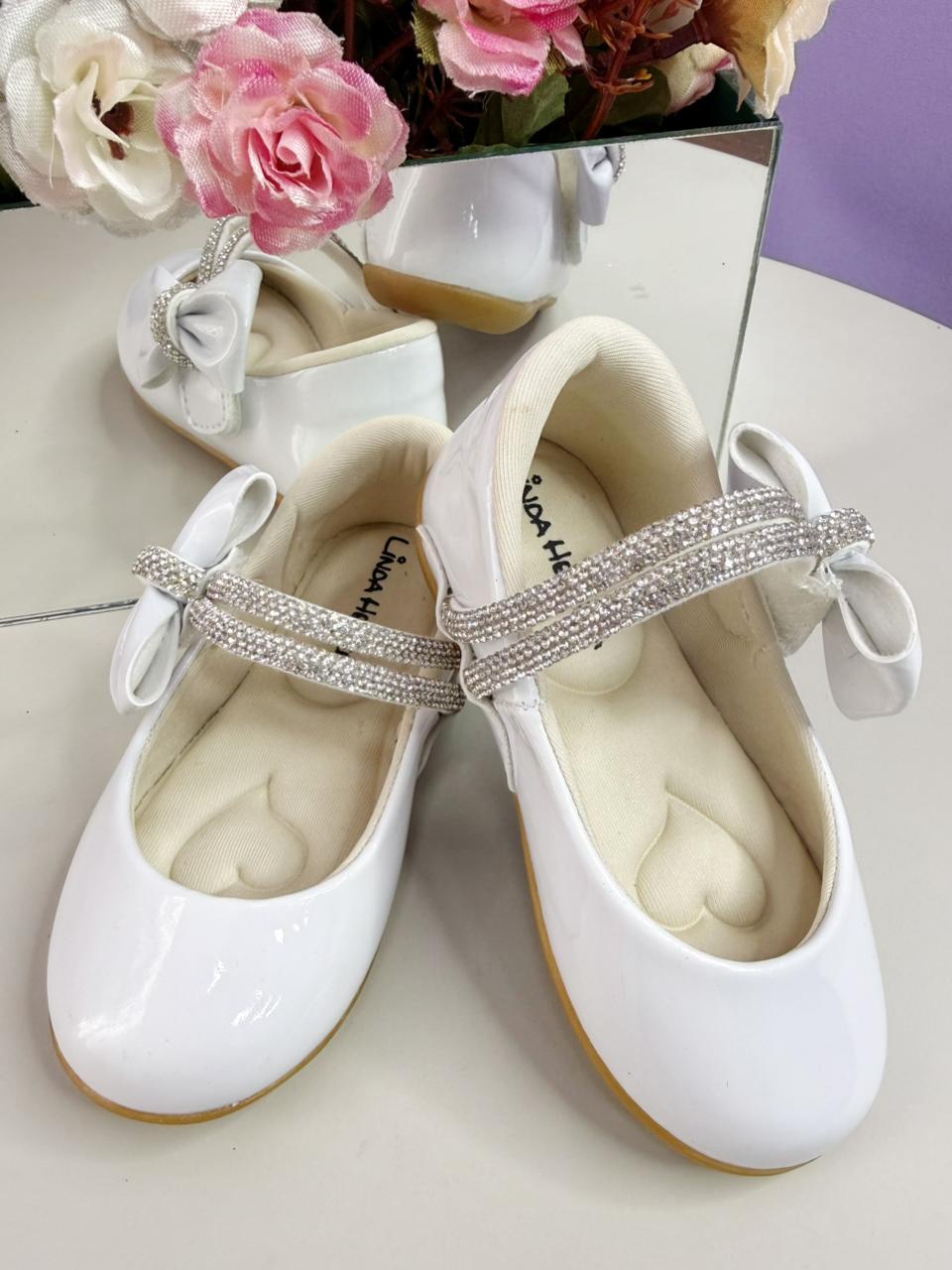 Sapatinho Branco Verniz Aplique de Lacinho e Tiras C/ Strass