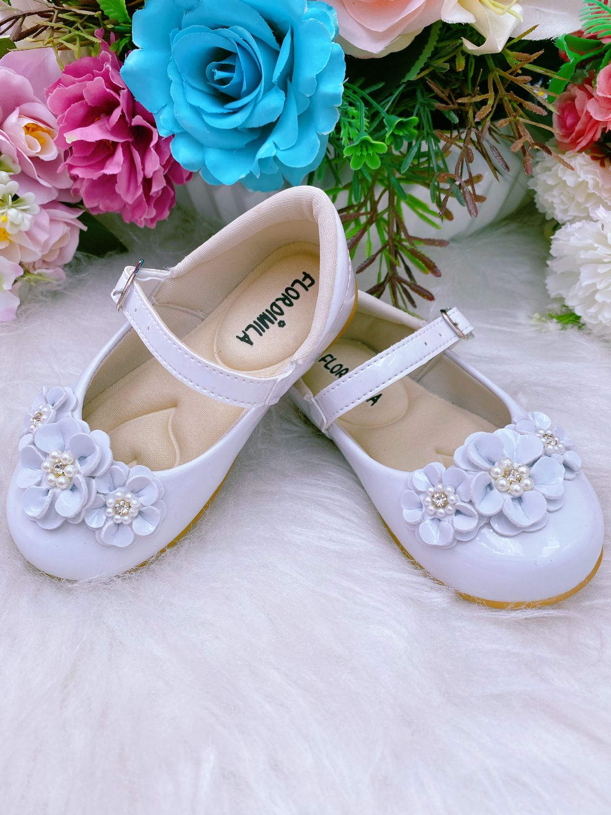 SAPATINHO BRANCO VERNIZ FLOR PÉROLAS E STRASS