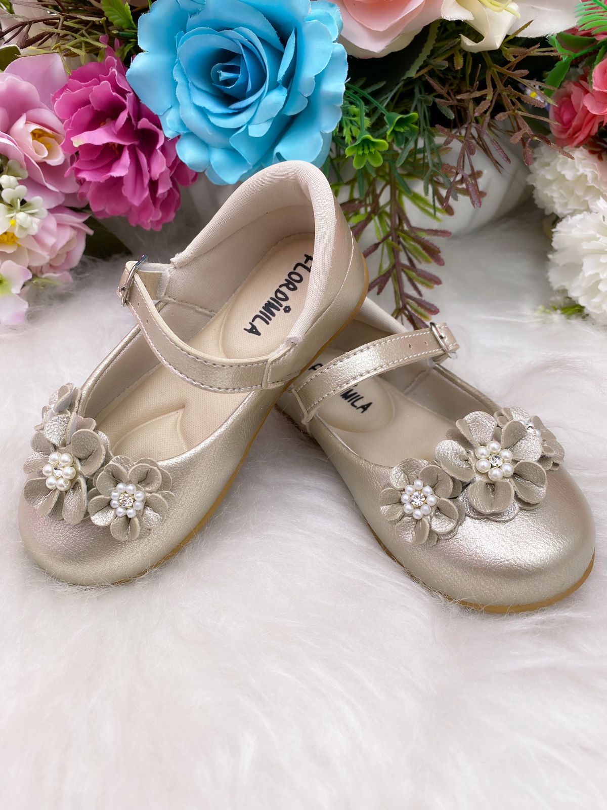 SAPATINHO DOURADO FLOR PÉROLAS E STRASS