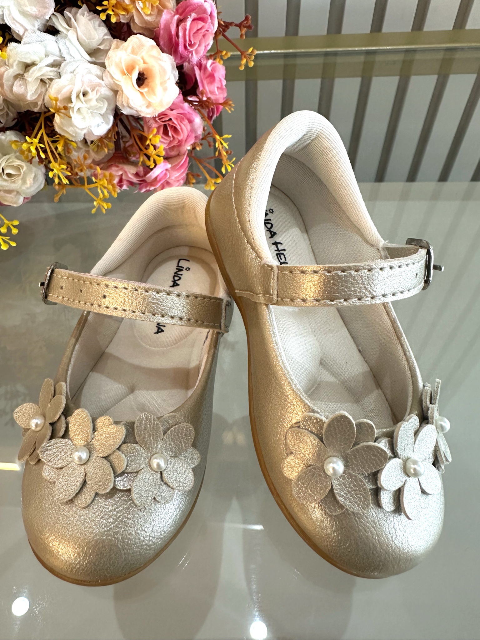 Sapatinho Dourado Fosco C/ Aplique de Florzinhas Batizado