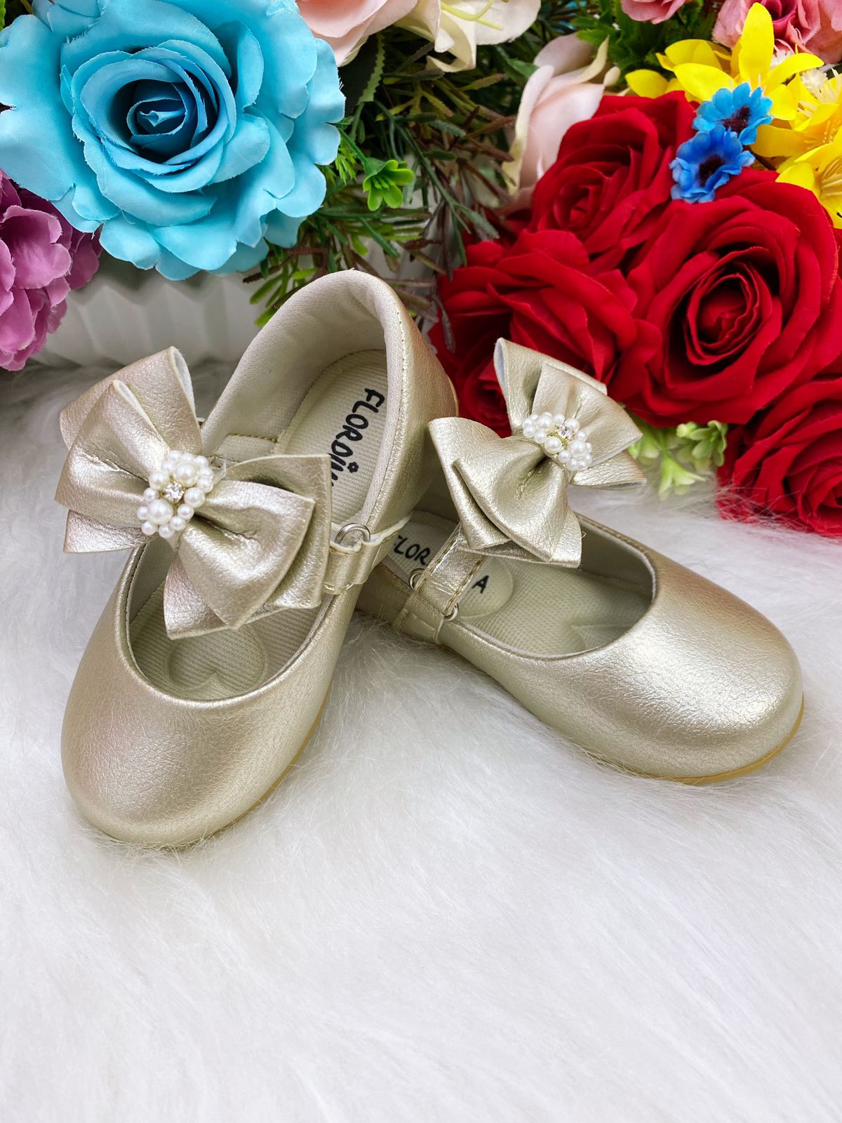 Sapatinho Dourado Fosco Laço Pérolas e Strass Bebê