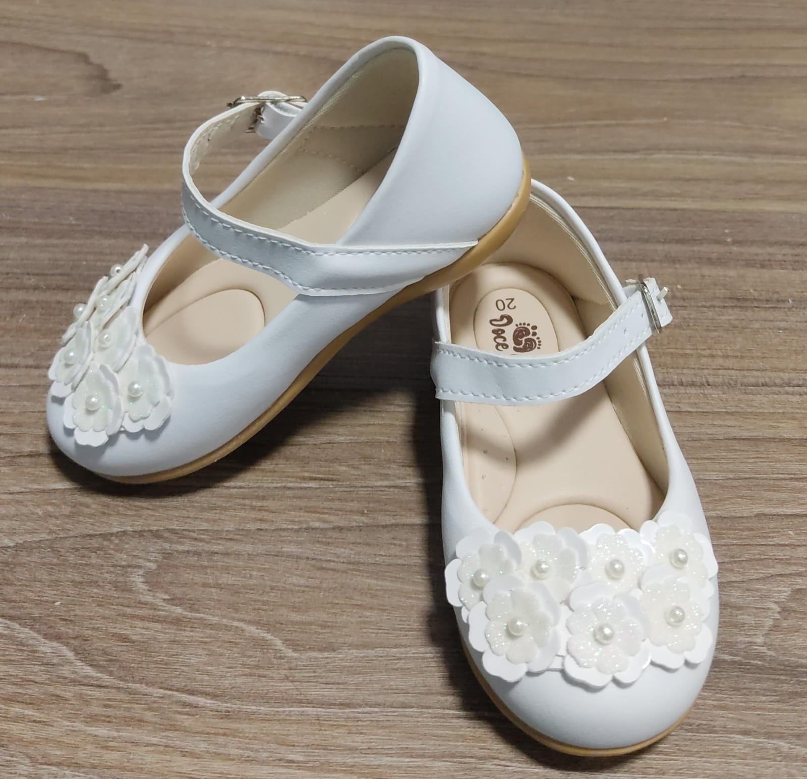 Sapatinho Infantil Branco Fosco C/ Aplique de Florzinhas