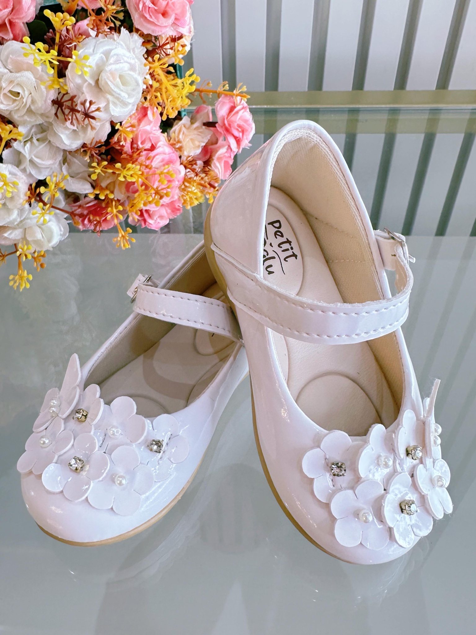 Sapatinho Infantil Branco Fosco C/ Aplique de Florzinhas
