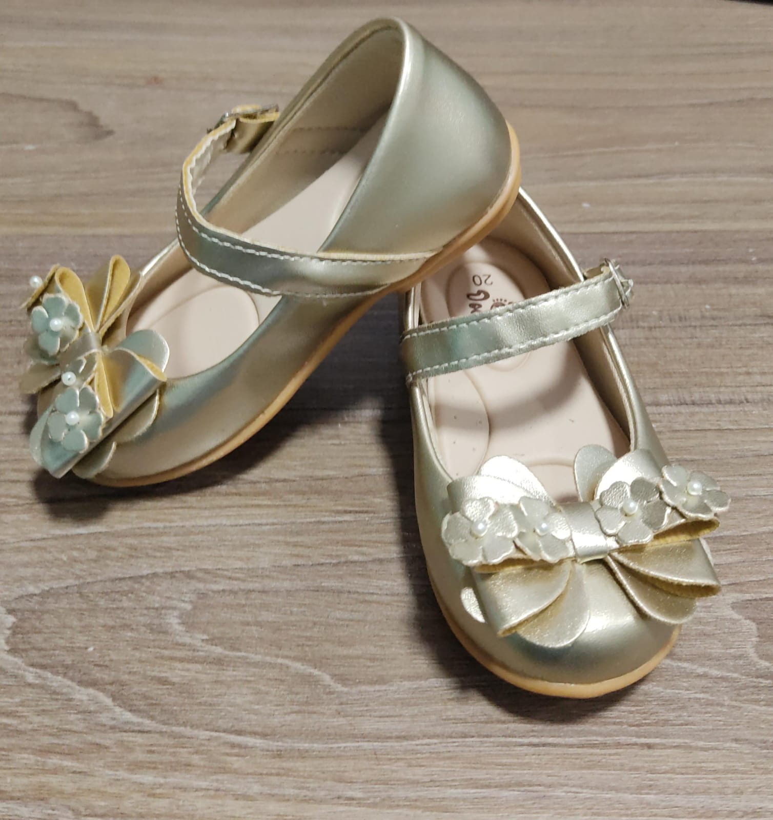 Sapatinho Infantil Dourado Fosco C/ Aplique de Florzinhas