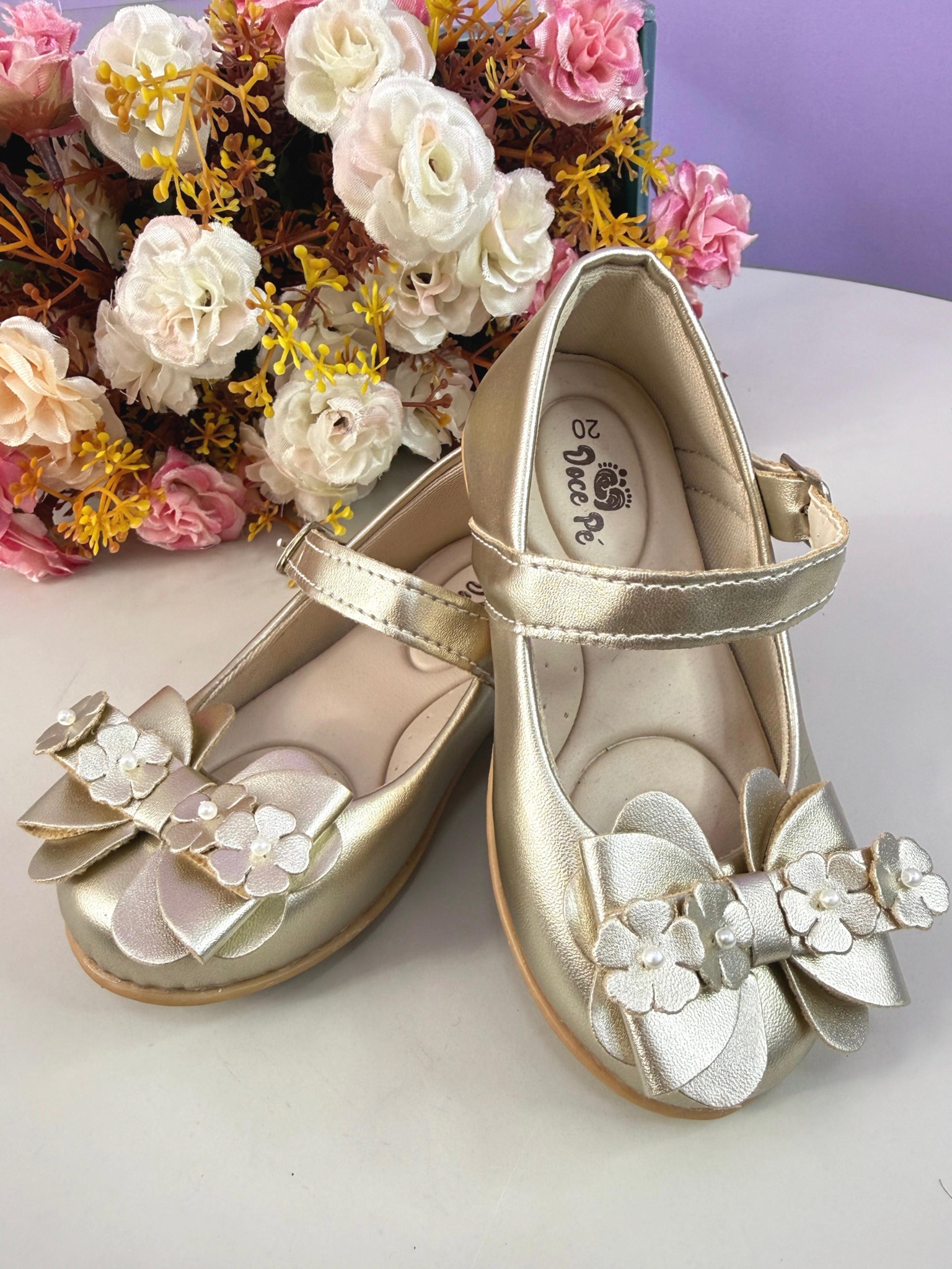 Sapatinho Infantil Dourado Fosco C/ Aplique de Florzinhas