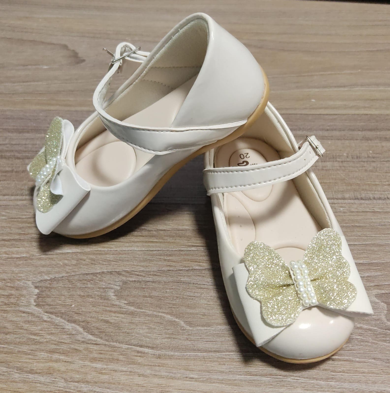 Sapatinho Infantil Marfim Verniz C/ Aplique de Borboleta