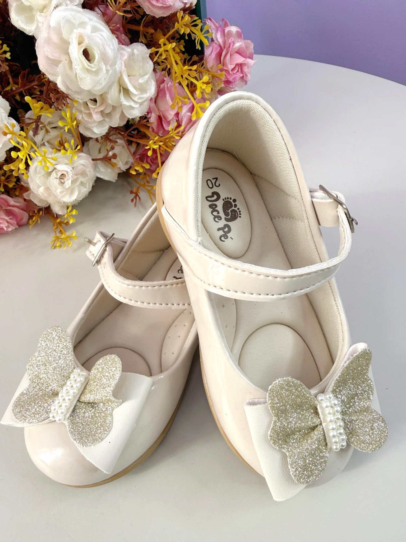 Sapatinho Infantil Marfim Verniz C/ Aplique de Borboleta