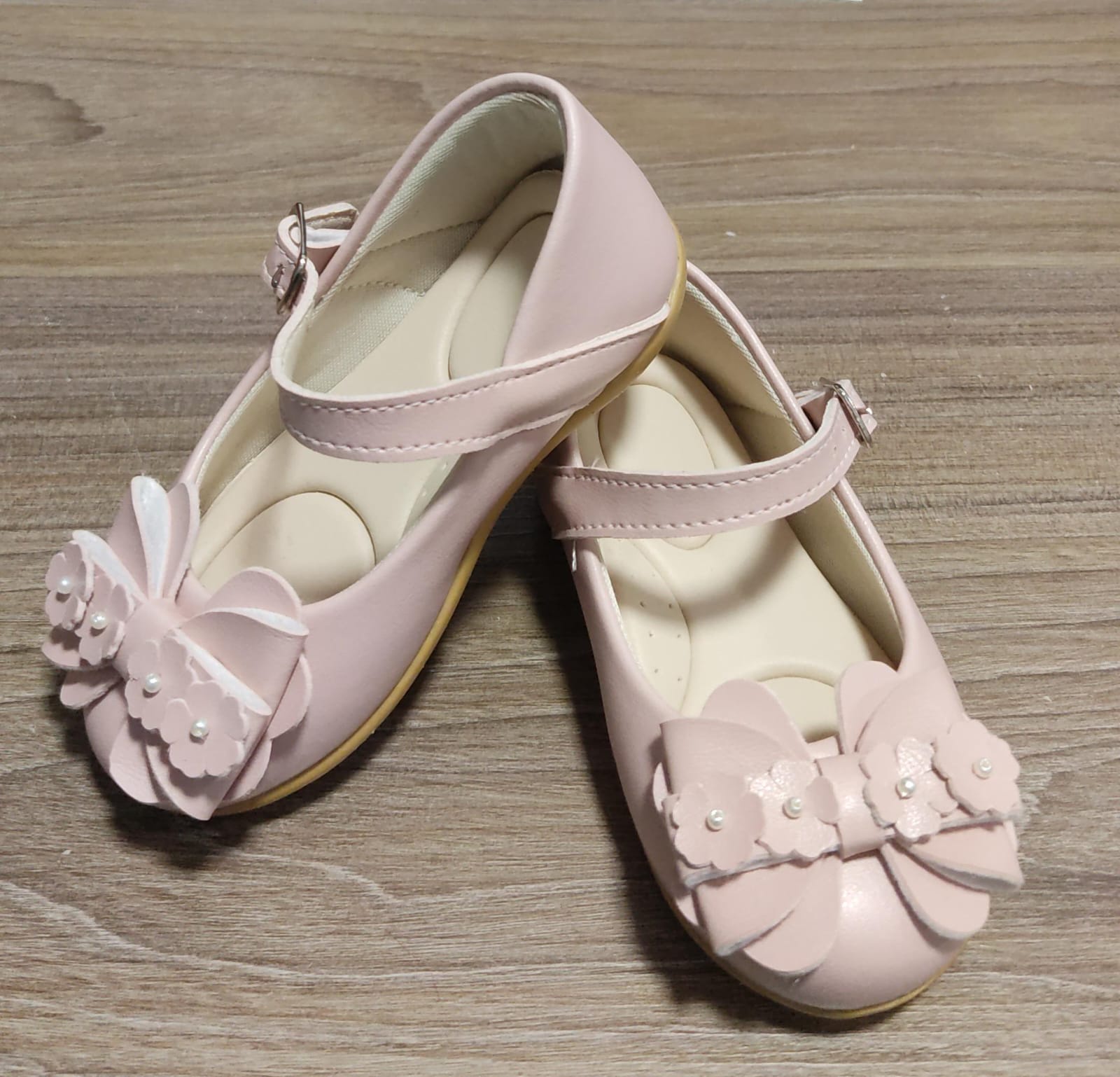 Sapatinho Infantil Nude Fosco C/ Aplique de Flores e Pérolas