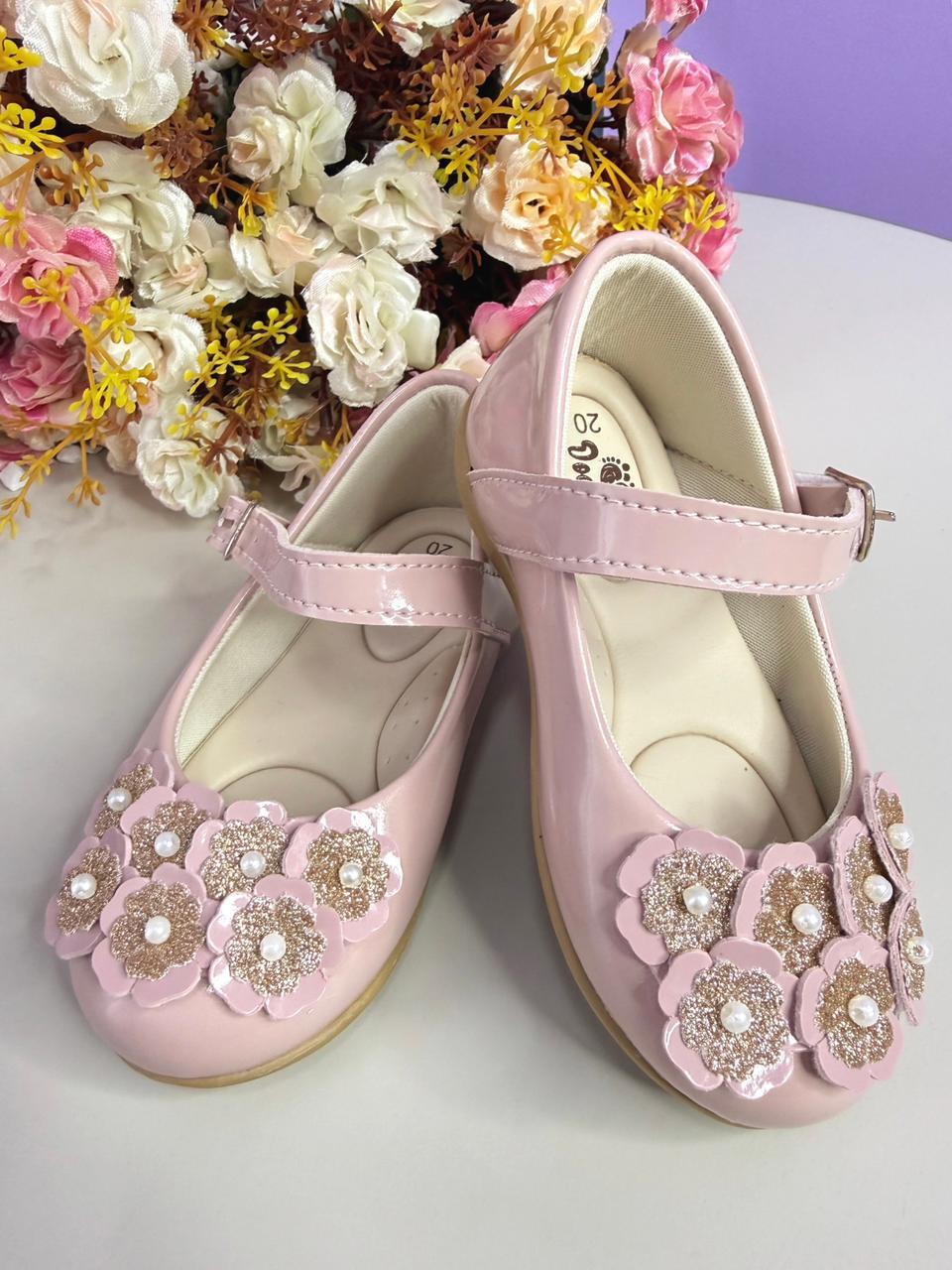 Sapatinho Infantil Nude Verniz C/ Aplique de Florzinhas Glitter