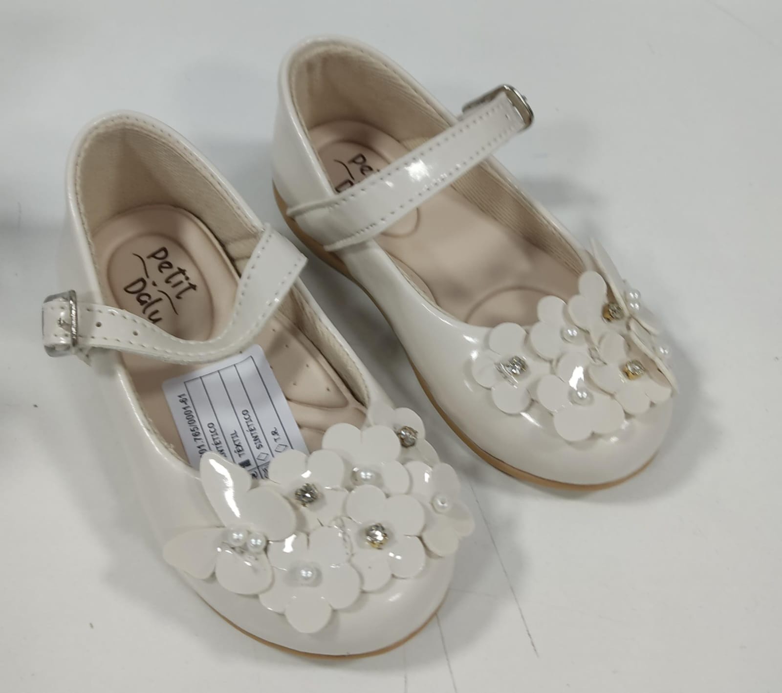Sapatinho Marfim Veniz Com Florzinhas e Strass Batizado