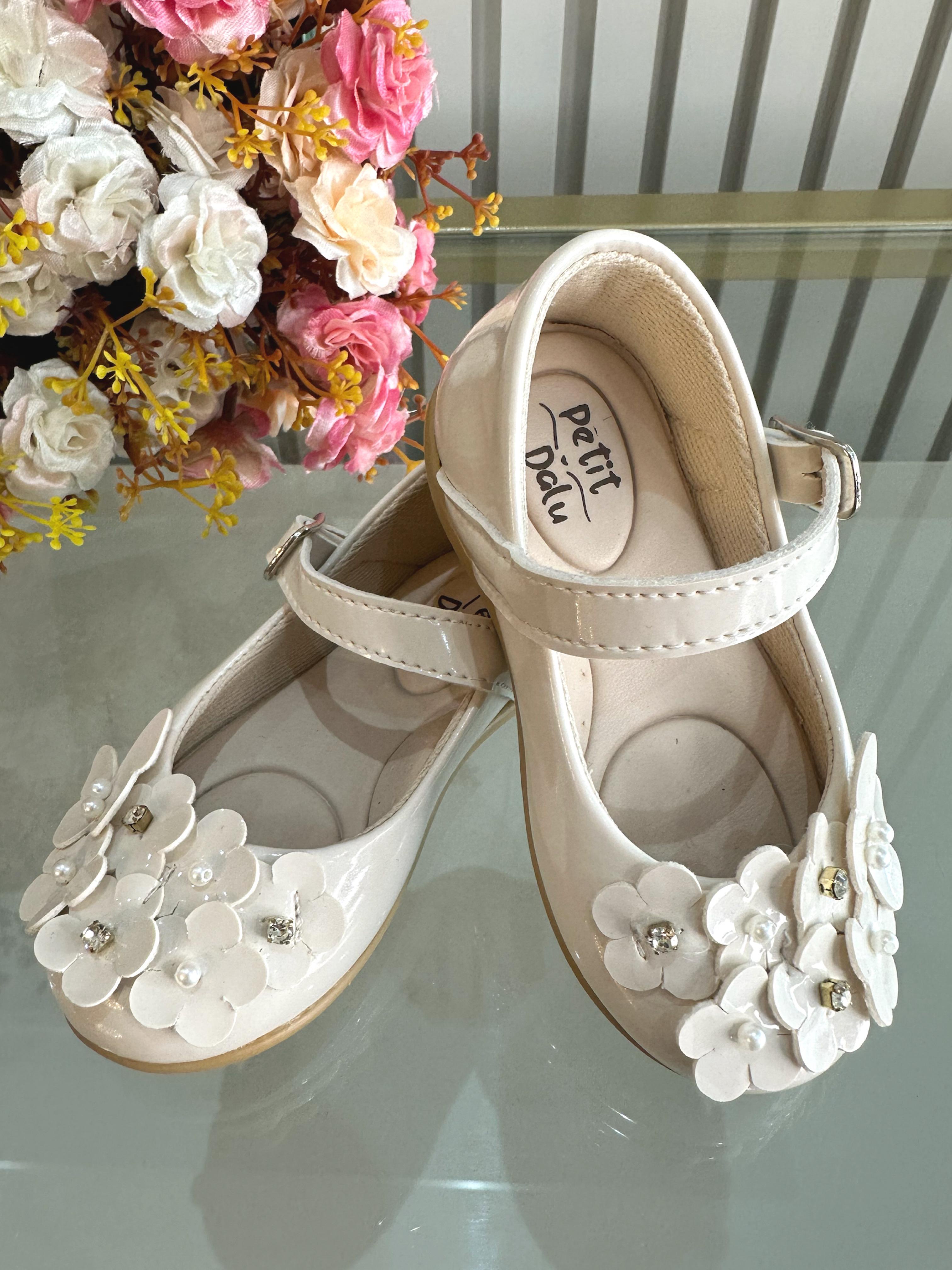 Sapatinho Marfim Verniz Com Florzinhas e Strass Batizado