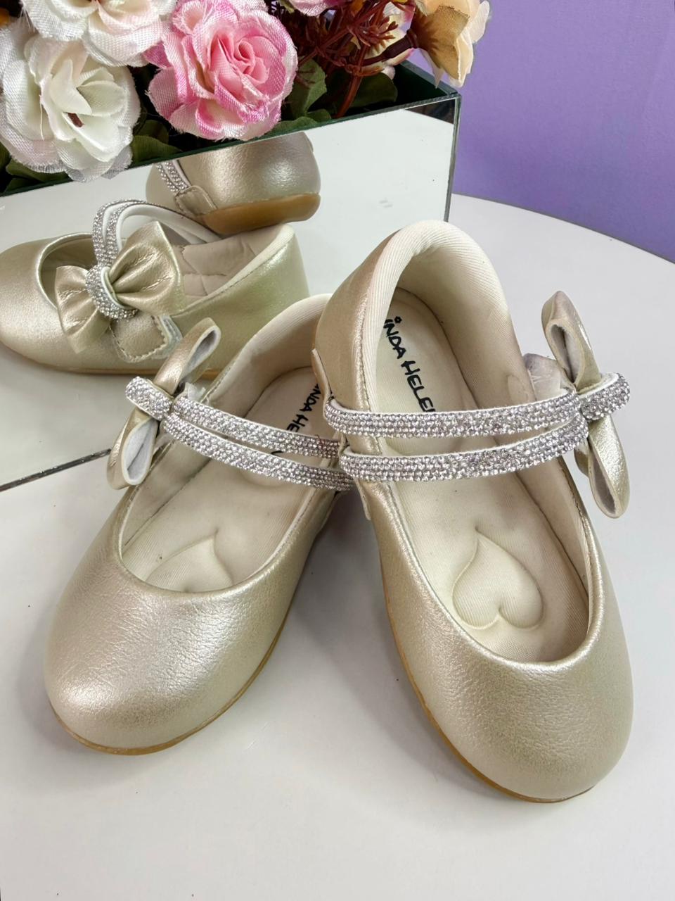 Sapatinho Ouro Fosco Aplique de Lacinho e Tiras C/ Strass