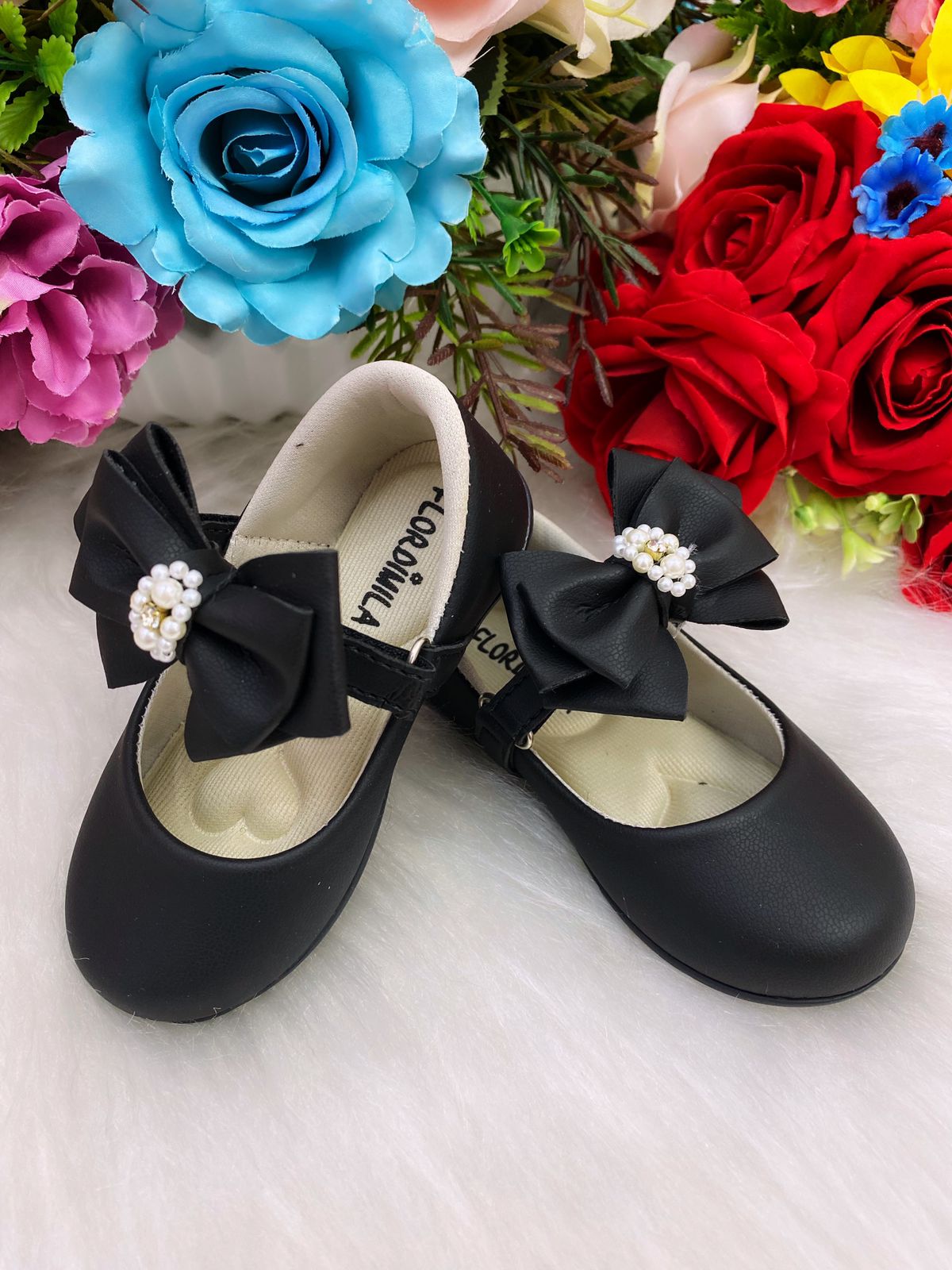 Sapatinho Preto Fosco Laço Pérolas e Strass Bebê