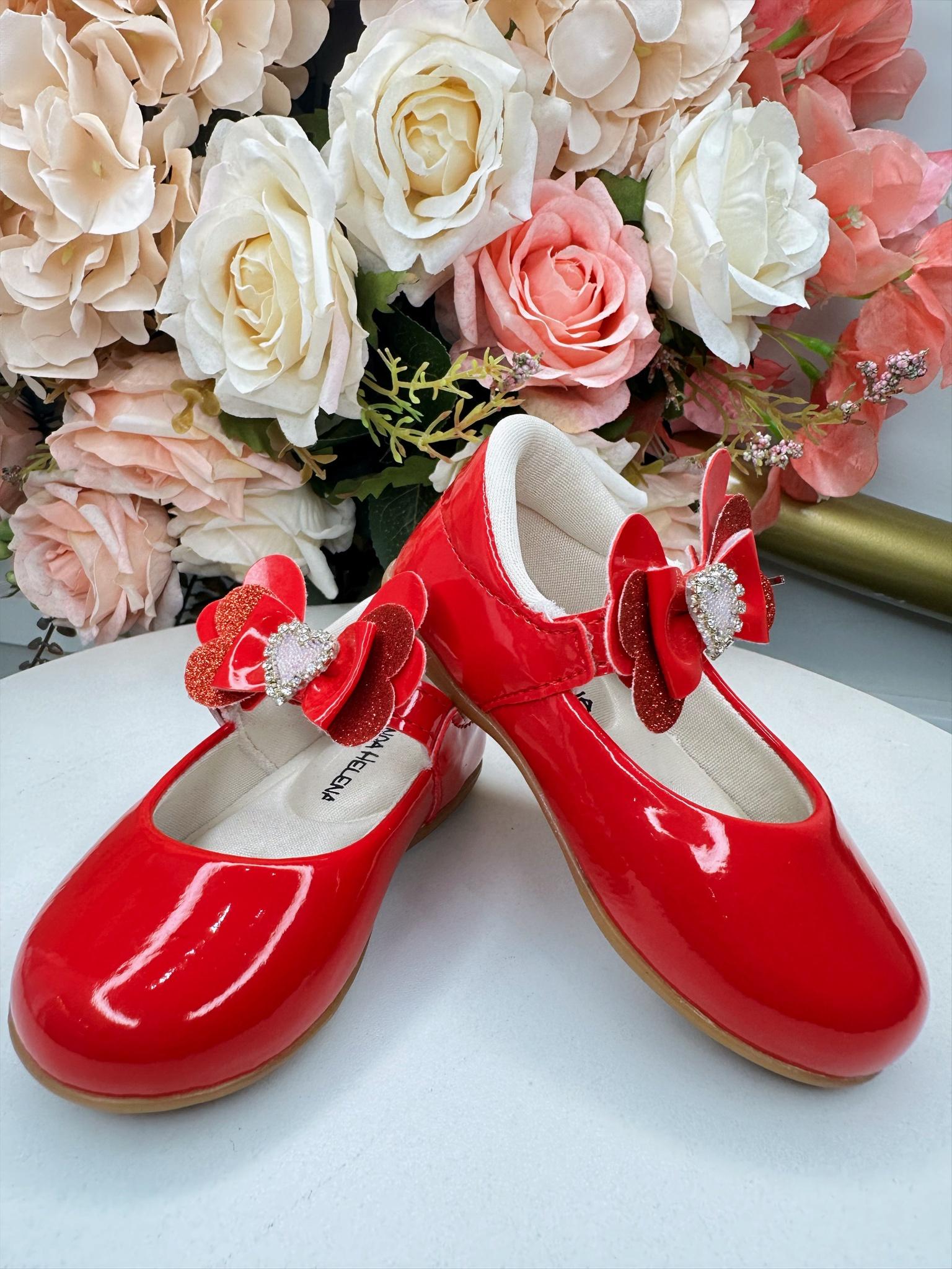 Sapatinho Vemelho Com Aplique de Coraçãozinho de Strass