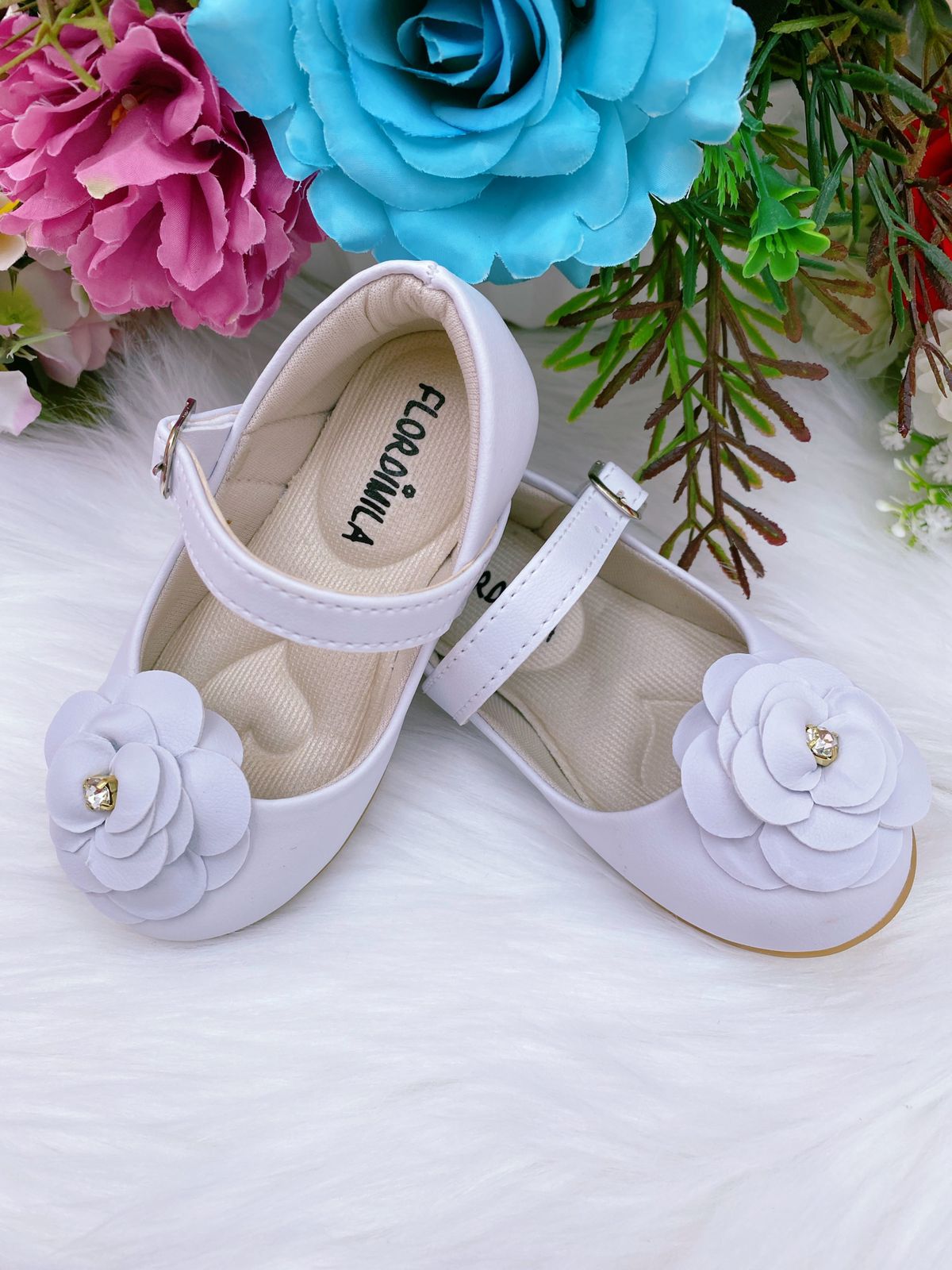 Sapatinho Branco Fosco Flor e Strass