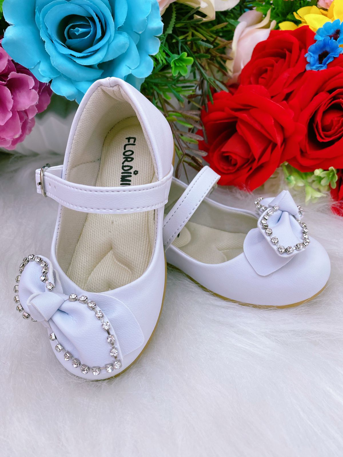 Sapatinho Branco Fosco Lacinho Strass
