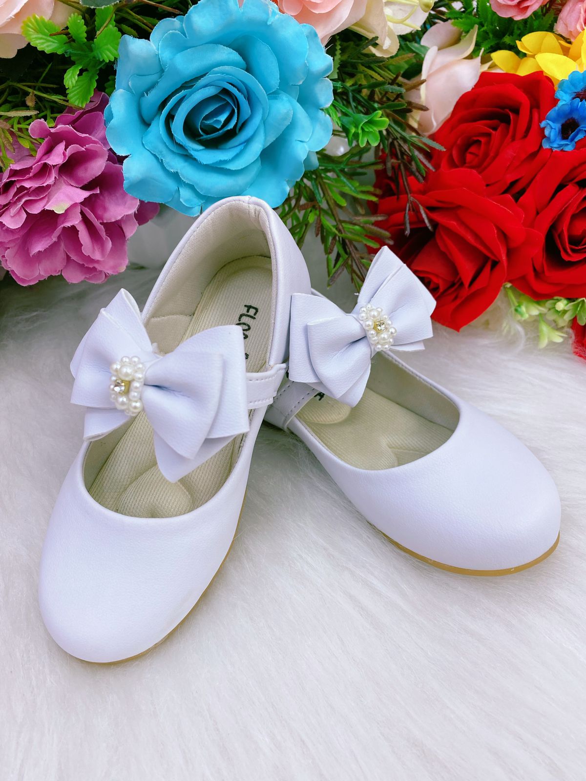 Sapatinho Branco Fosco Laço Pérolas e Strass