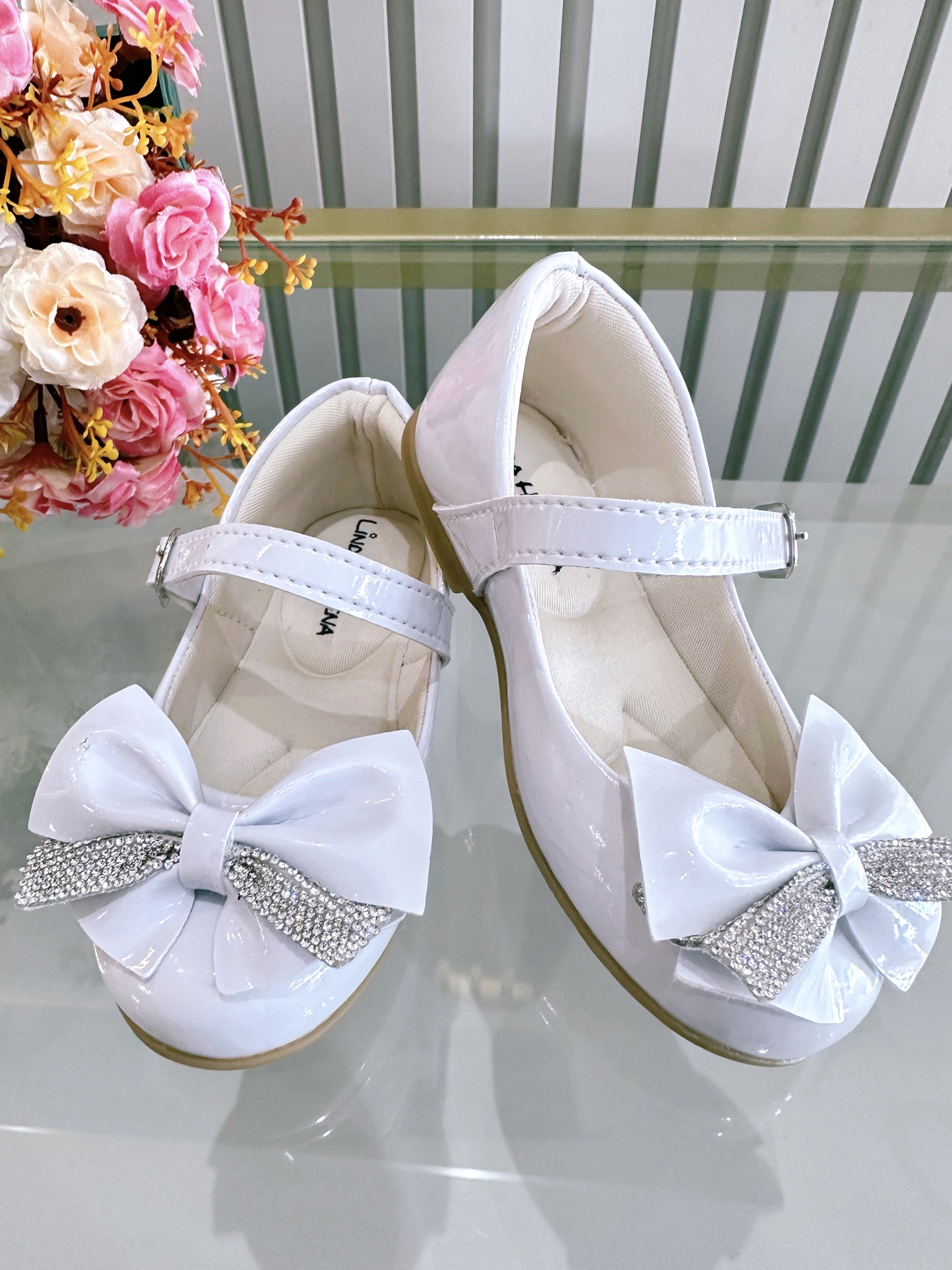 Sapatinho Branco Verniz Aplique de Lacinho Com Strass Luxo