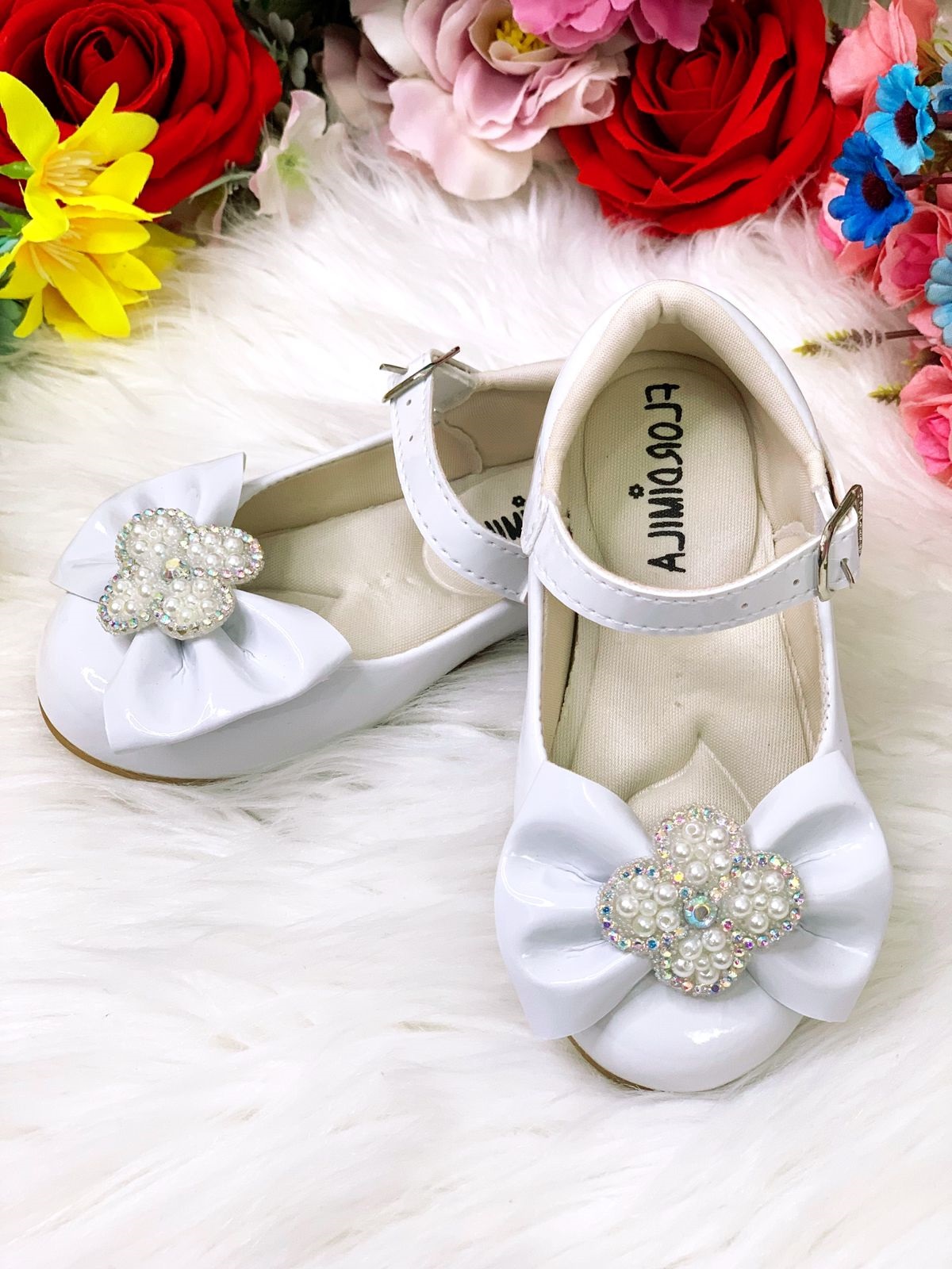 Sapatinho Branco Verniz C/ Lacinho e Flor Strass e Pérolas