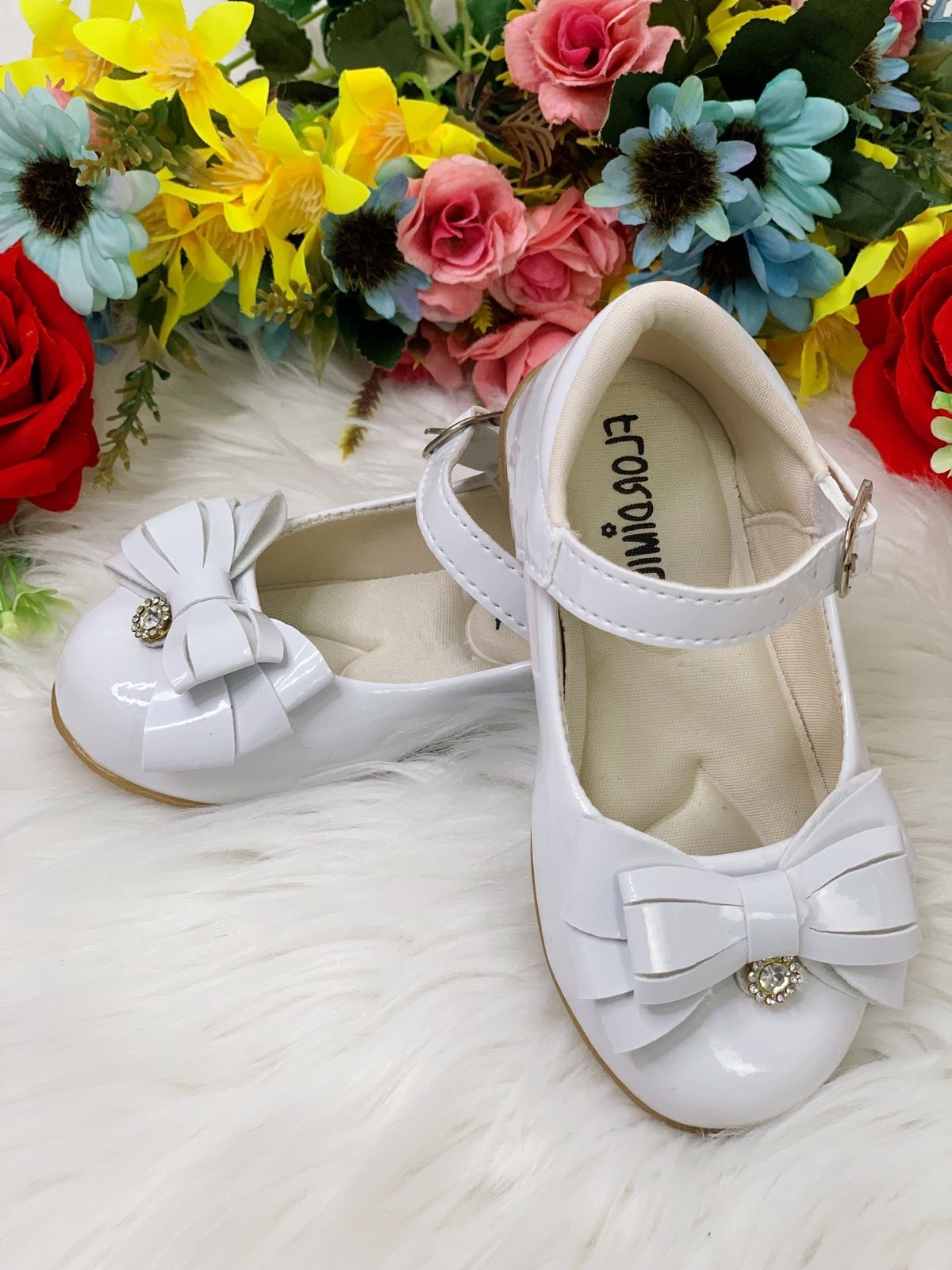 Sapatinho Branco Verniz Com Lacinho e Florzinha de Strass
