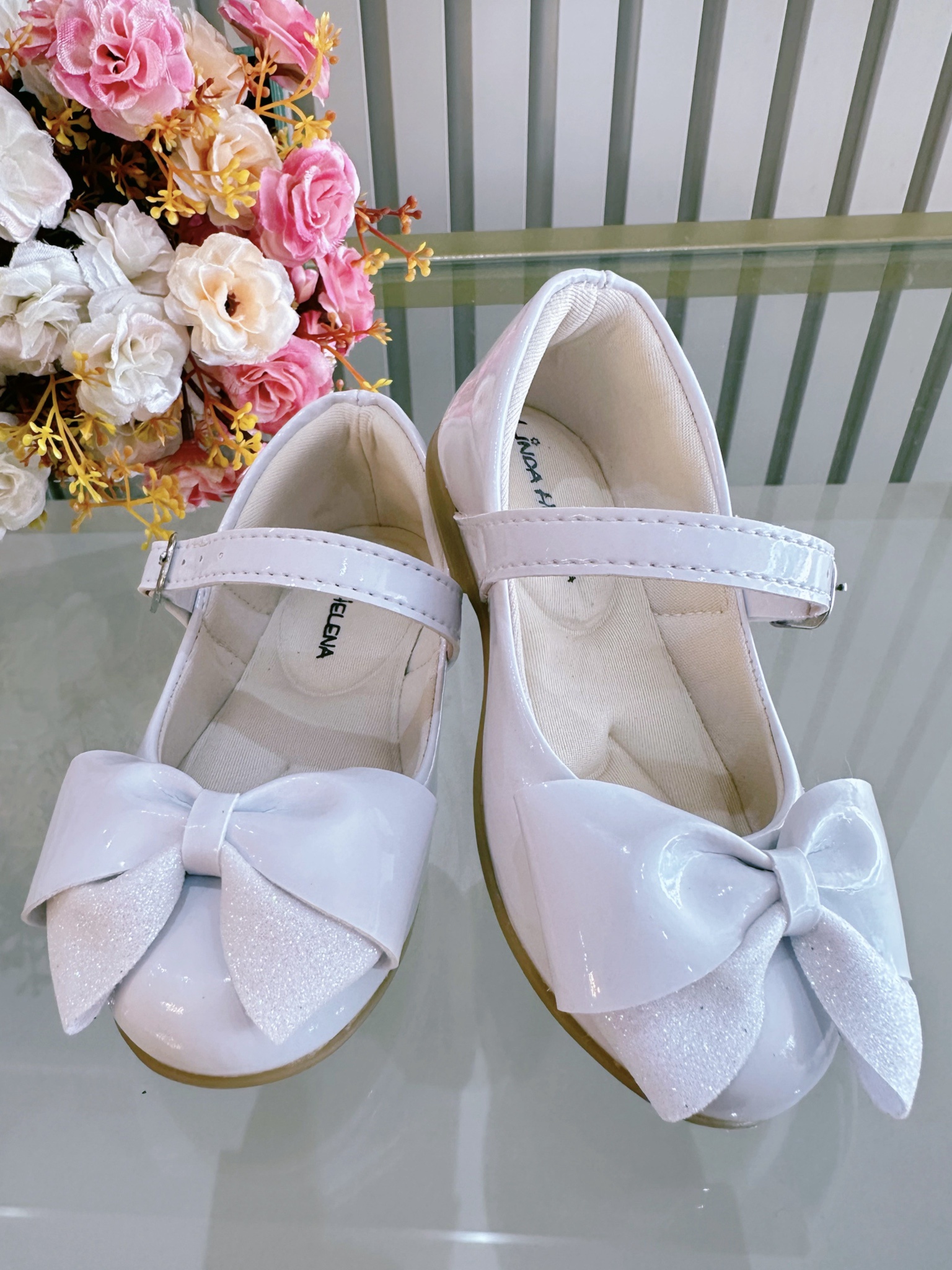 Sapatinho Branco Verniz Luxo Com Aplique de Lacinho
