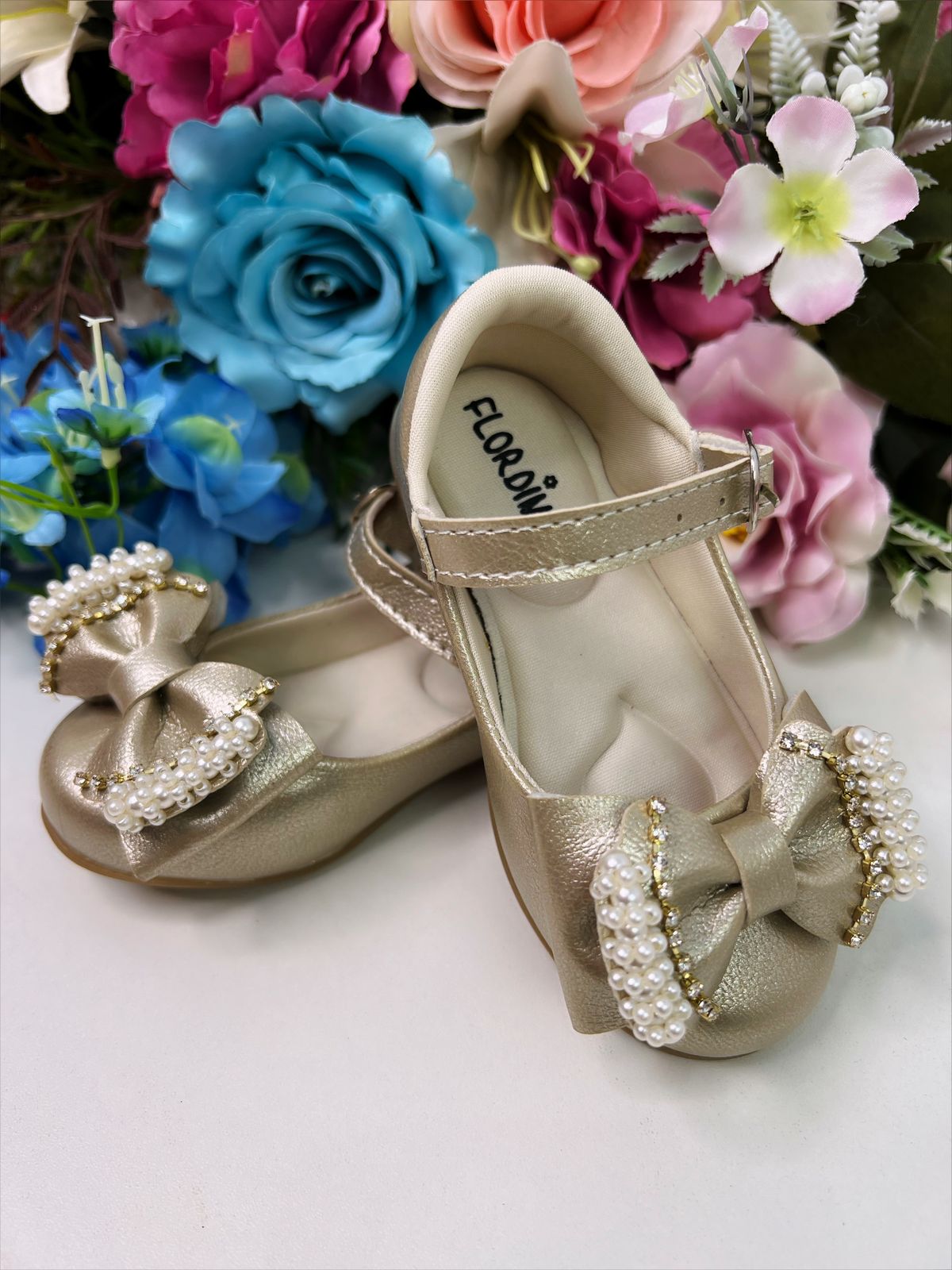 Sapatinho Dourado de Lacinho Com Pérolas e Strass Luxo
