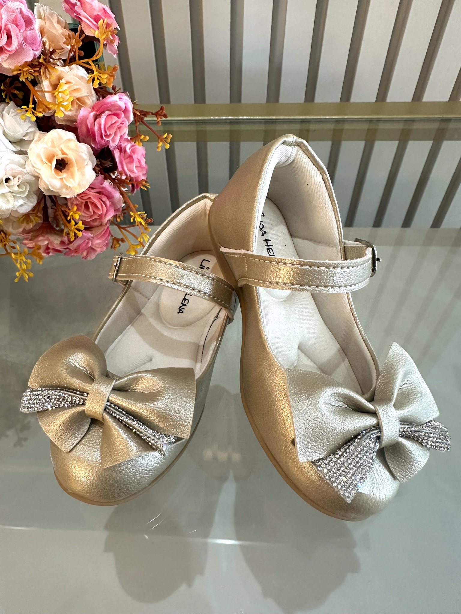 Sapatinho Dourado Fosco Aplique de Lacinho Com Strass Luxo