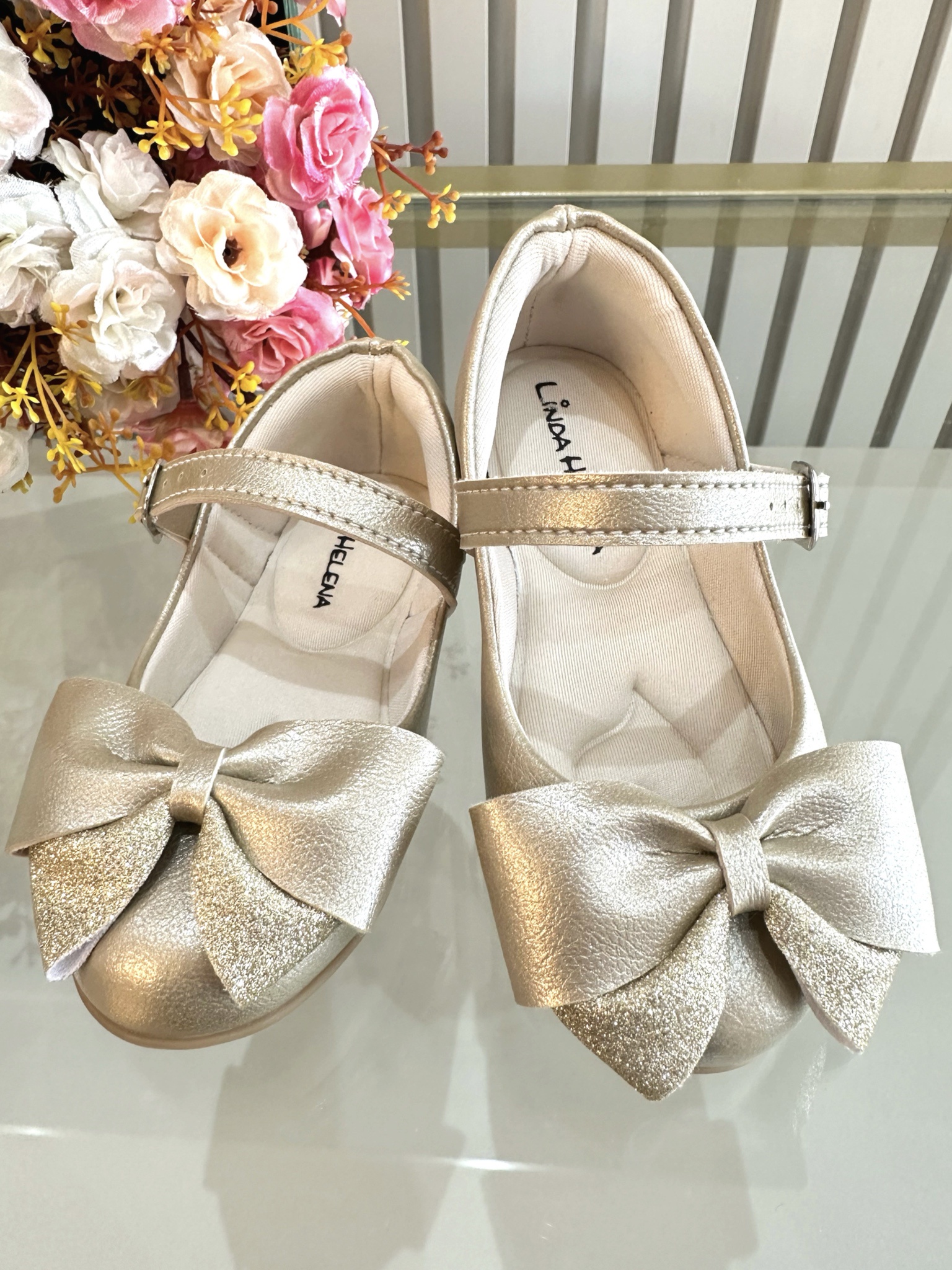 Sapatinho Dourado Fosco Com Aplique de Lacinho Luxo