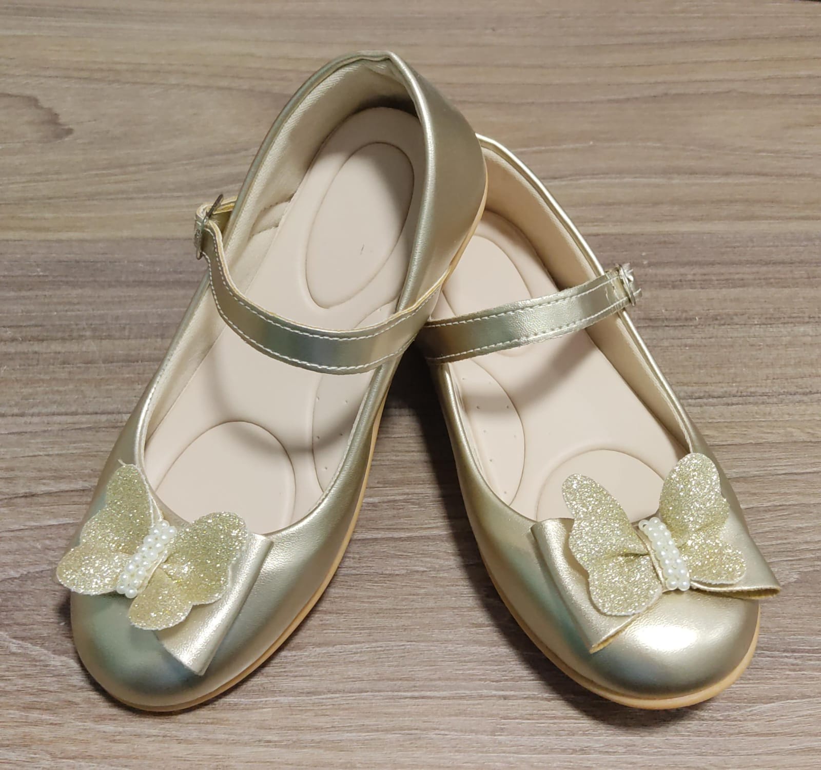 Sapatinho Infantil Dourado Fosco C/ Aplique Borboleta Luxo